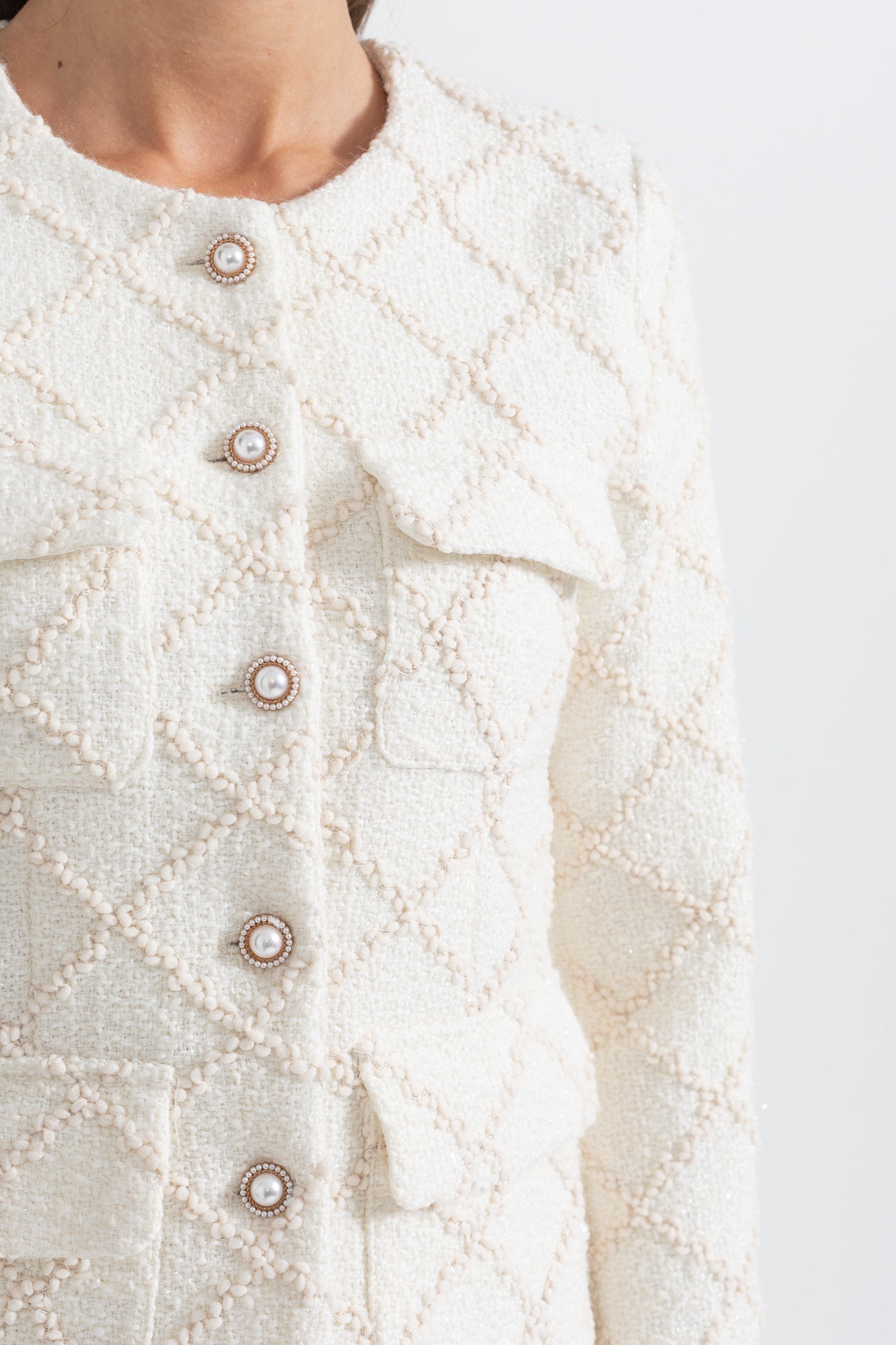Conjunto Chaqueta Texturizada Dorada Y Shorts Elegantes
