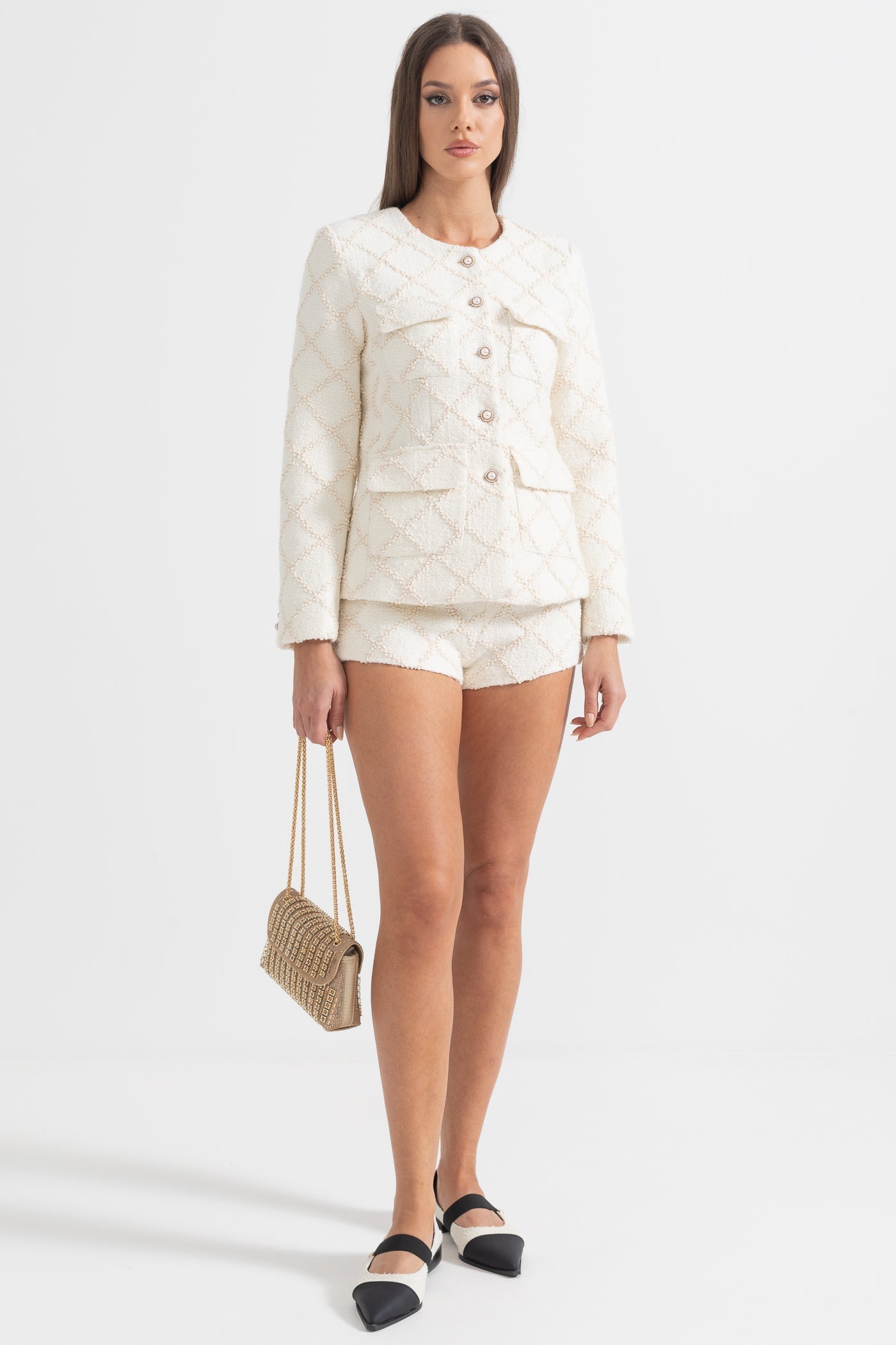 Conjunto Chaqueta Texturizada Dorada Y Shorts Elegantes