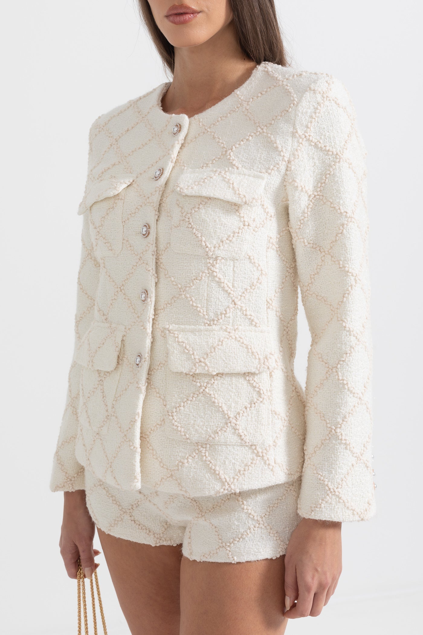 Conjunto Chaqueta Texturizada Dorada Y Shorts Elegantes