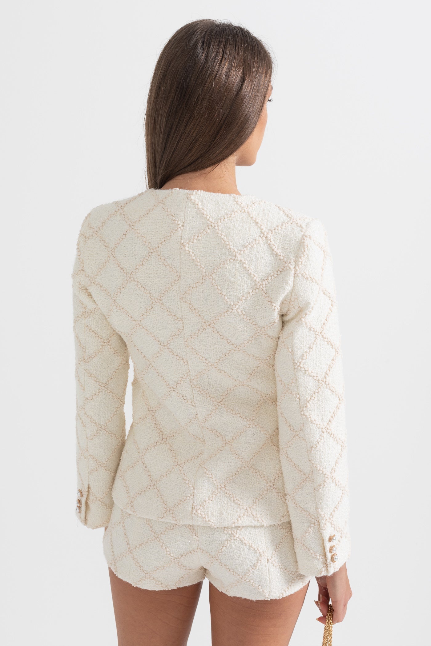 Conjunto Chaqueta Texturizada Dorada Y Shorts Elegantes