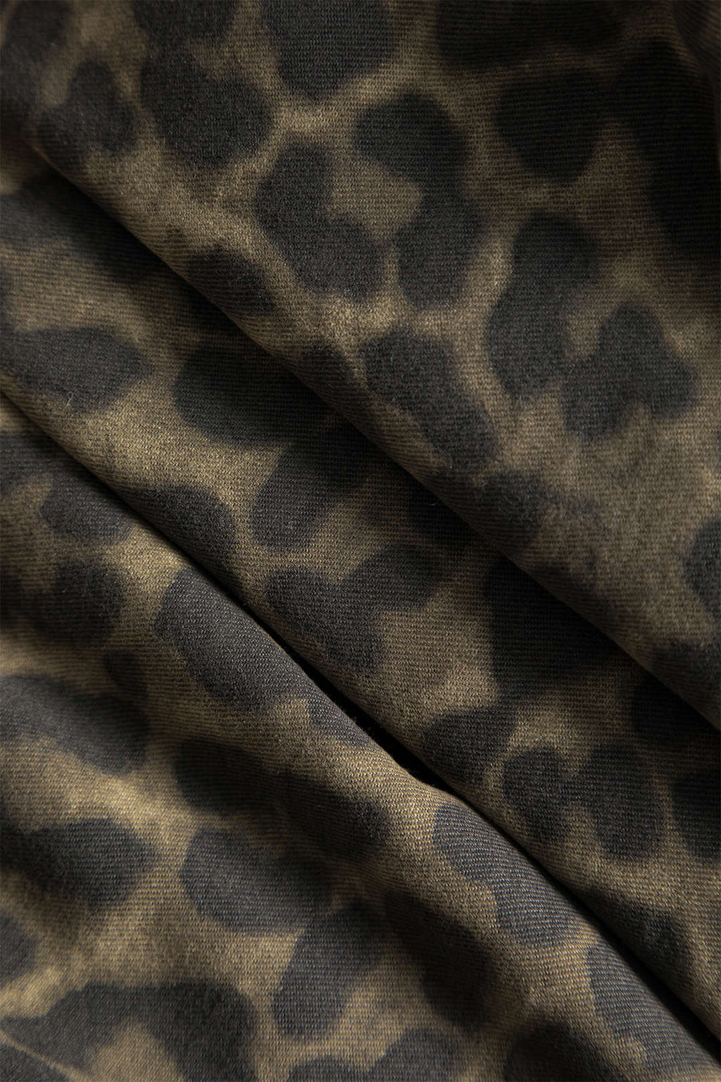 חצאית עם קפלים והדפס נמר 