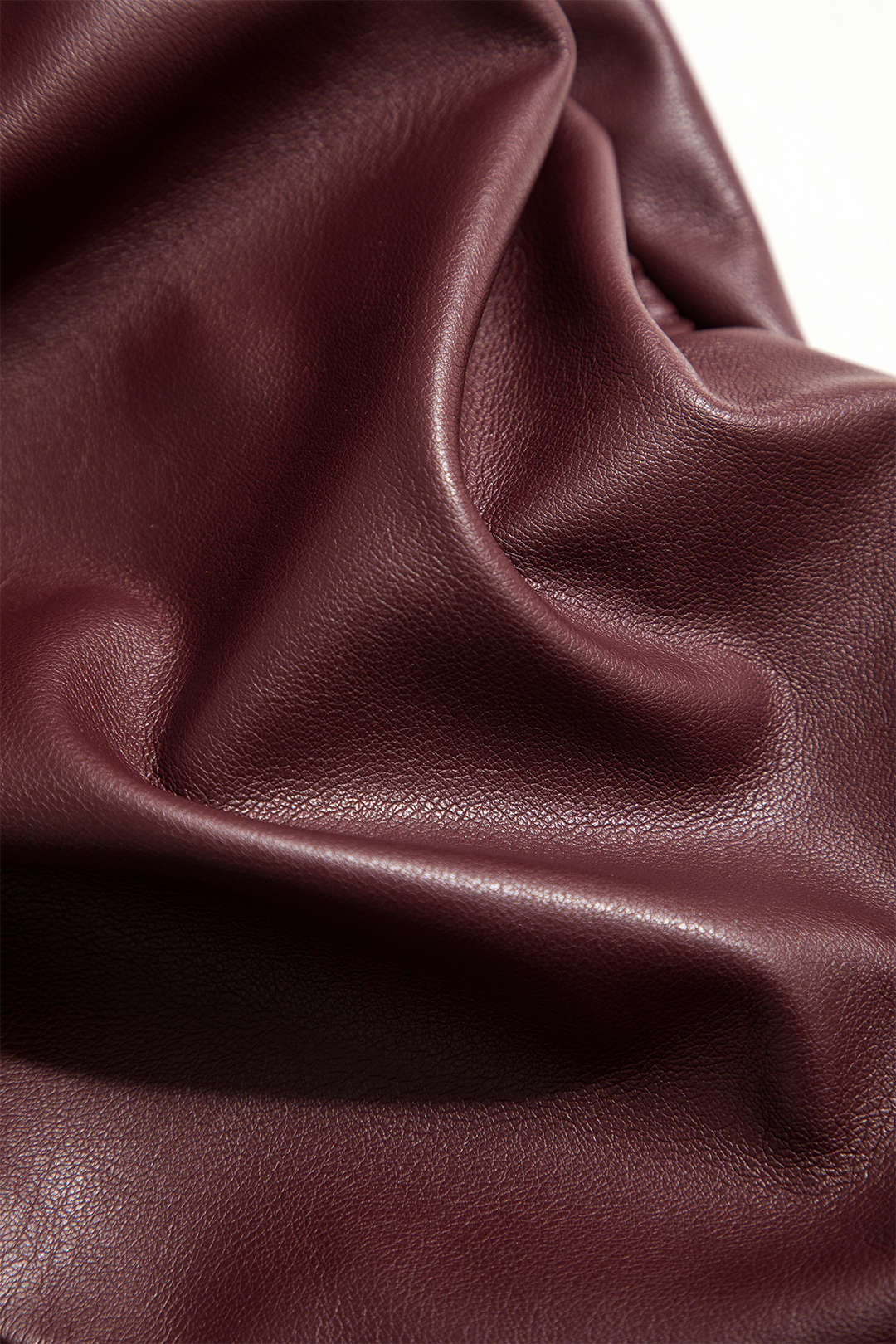 שמלת מיני עם צווארון עגול וקשירה דמוית עור עם טלאים מקדימה 