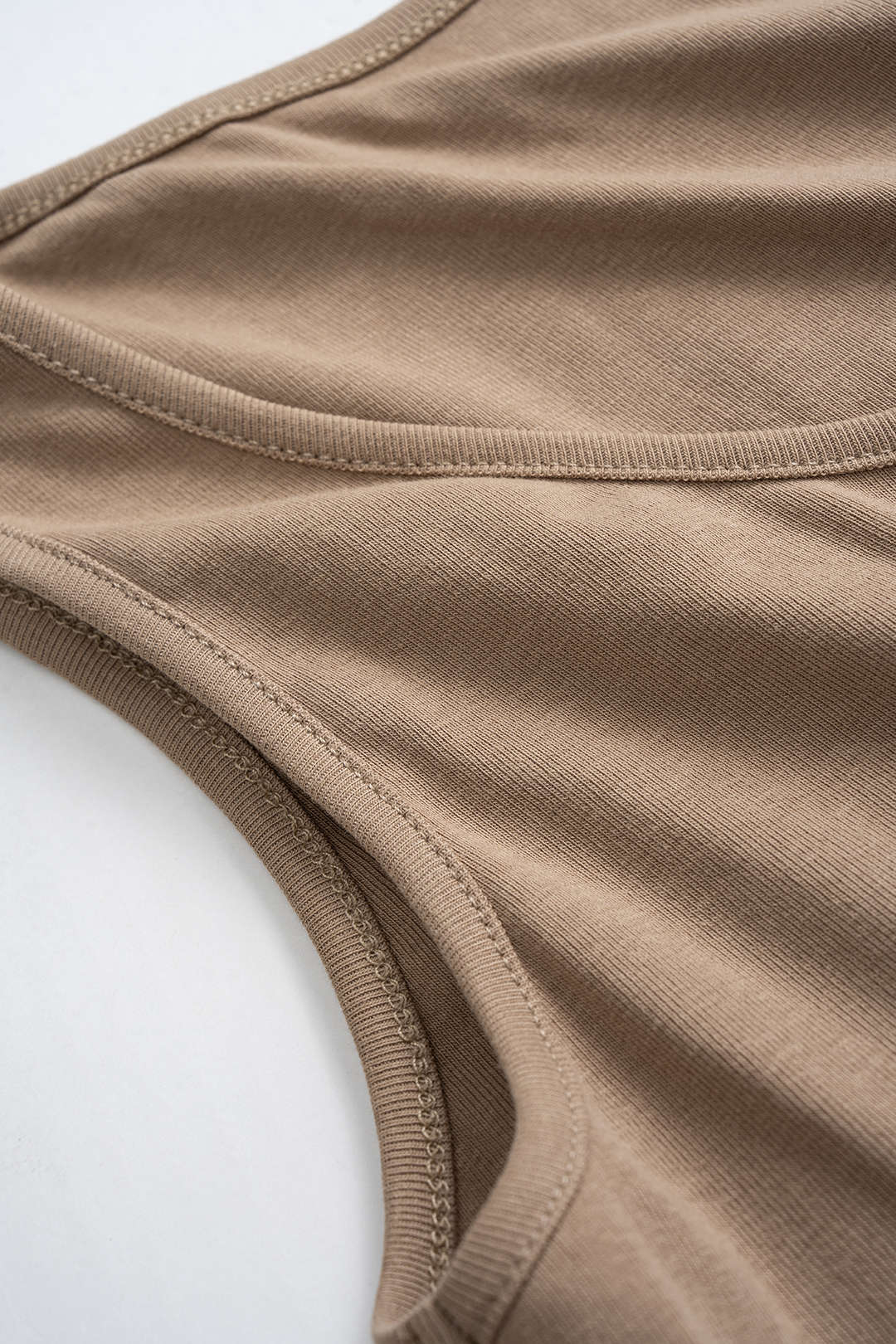 בגד גוף ארוך עם שרוולים מנוגדים ומחטבים 