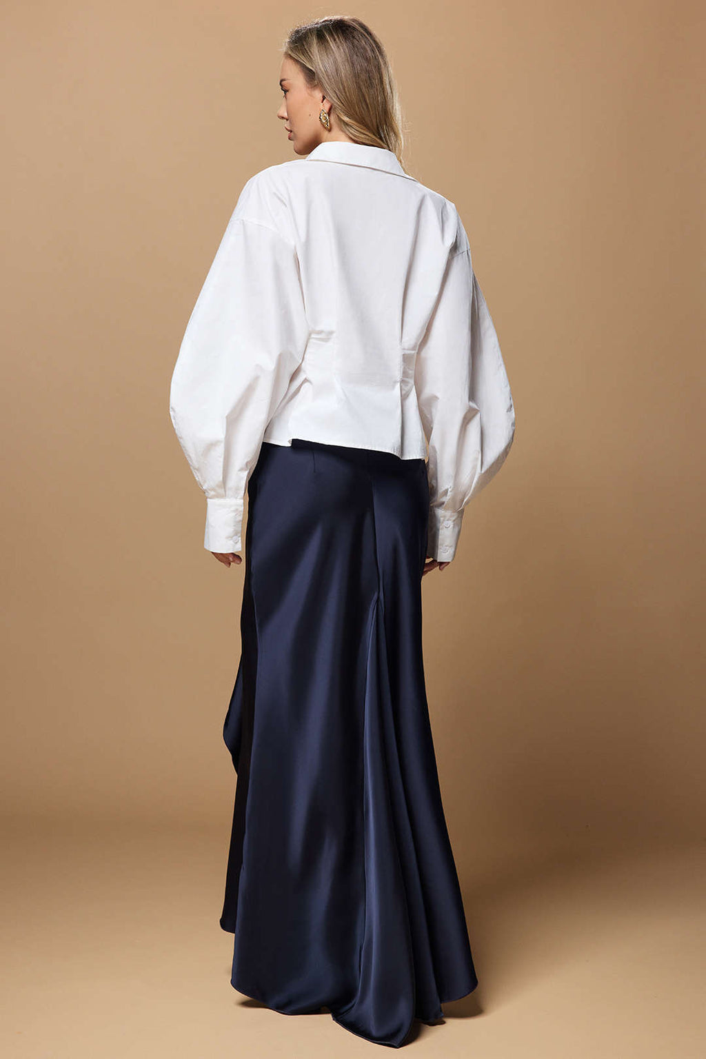 חצאית אסימטרית עם קפלים סאטן 