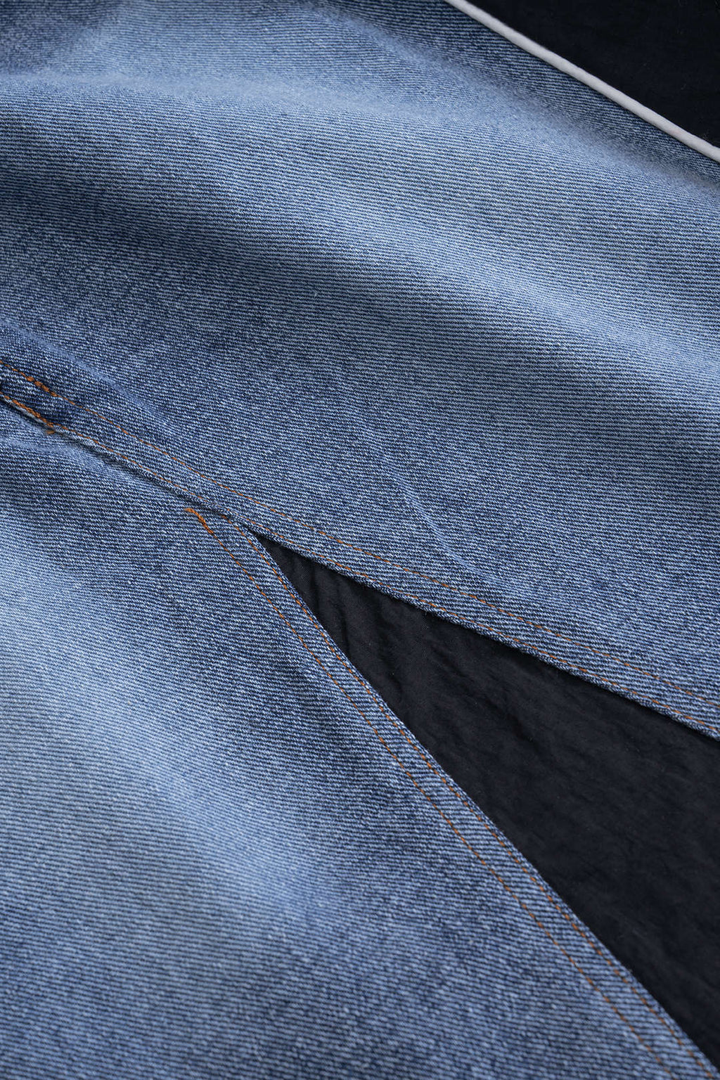 חצאית ג'ינס עם טלאים ושרוכים בגזרה גבוהה 