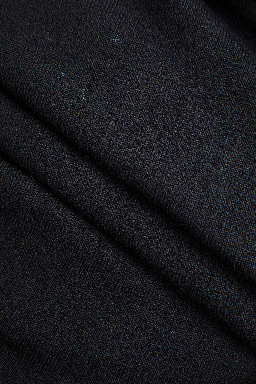 שמלת סריג עם תפרים מנוגדים 