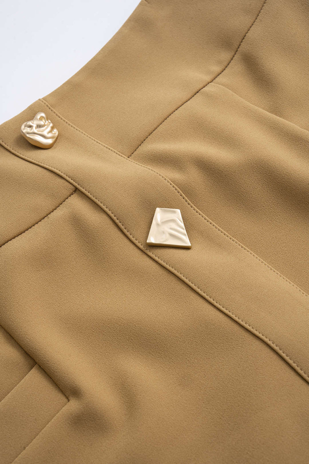 חצאית עם כיסים מכופתרים ממתכת 