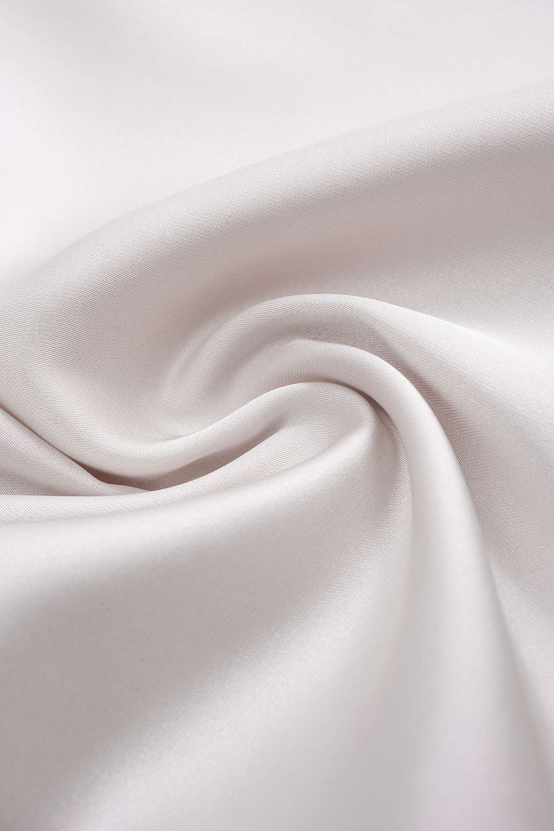 חולצת סאטן עם קשירה וצווארון קפלים ושרוולים ארוכים 