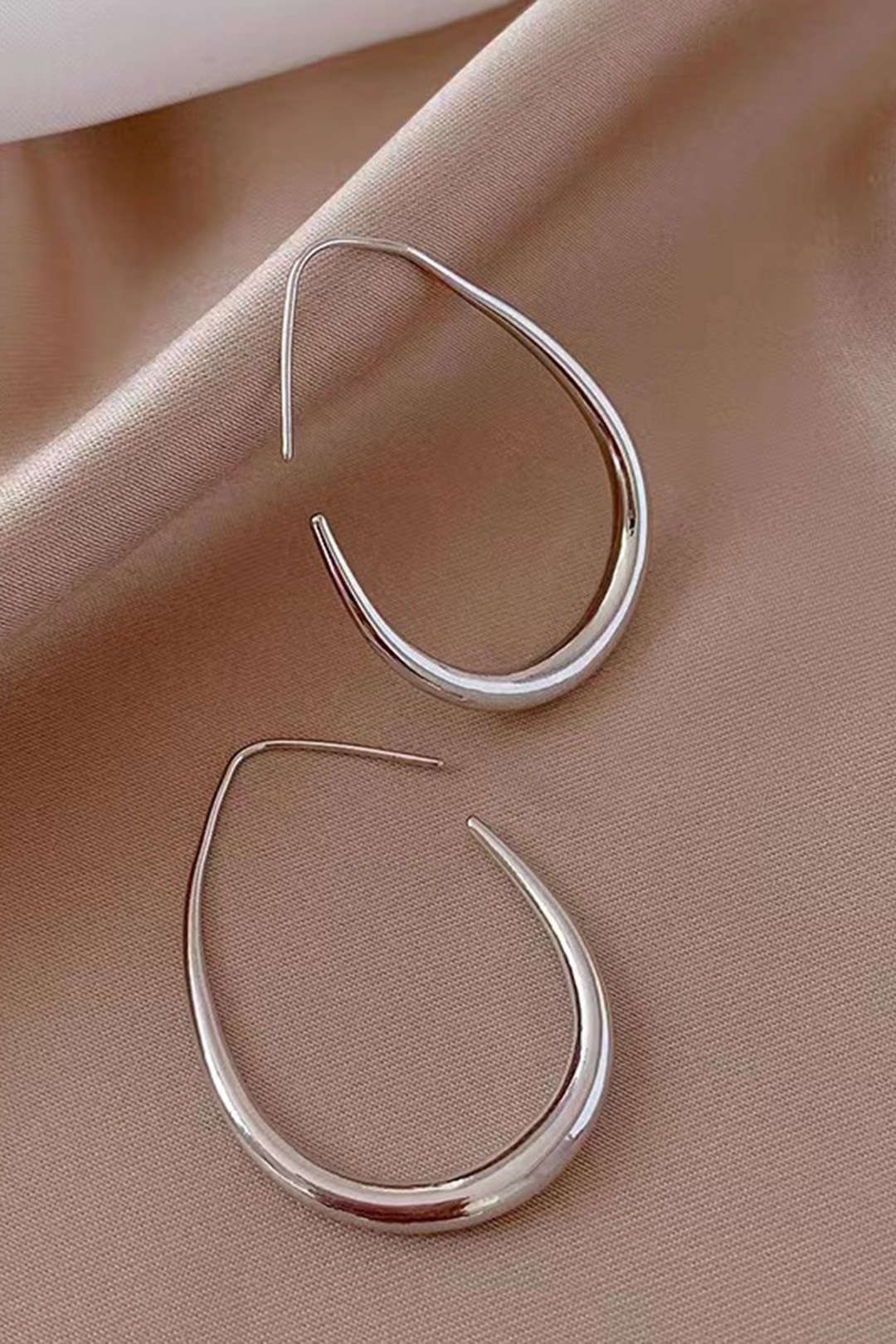 Arete Oval De Metal Minimalista Elegante Para Uso Diario