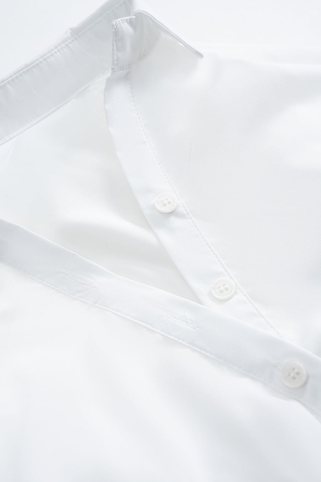 חולצה ארוכת שרוולים עם כפתורים, כתפיים א-סימטריות ופשוטות 