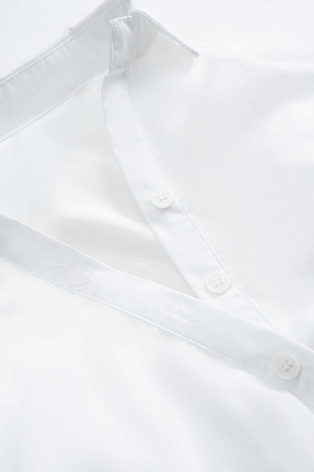 חולצה ארוכת שרוולים עם כפתורים, כתפיים א-סימטריות ופשוטות 