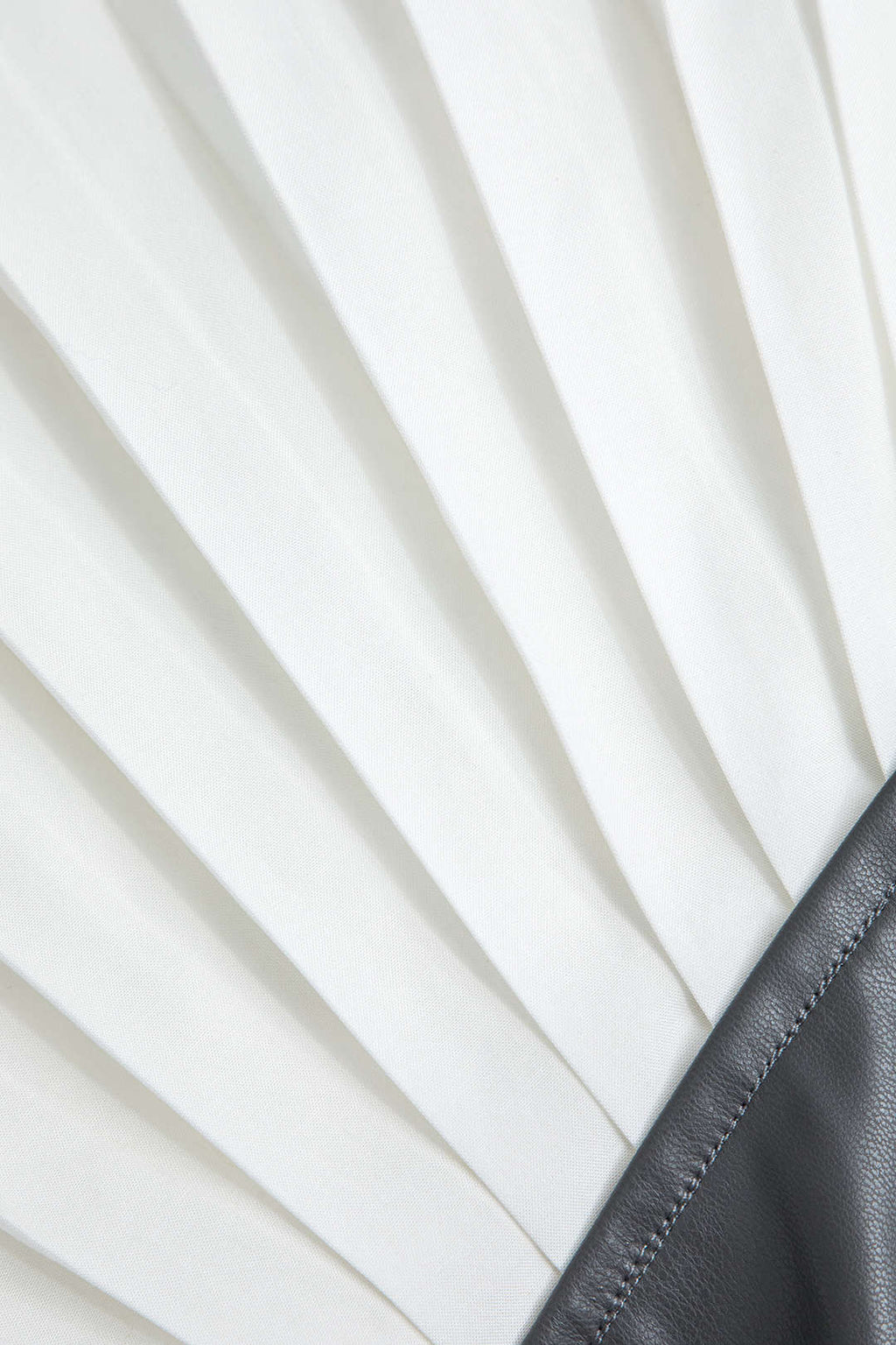 חצאית אסימטרית עם קפלים דמויי עור בצבע בלוק צבעוני 