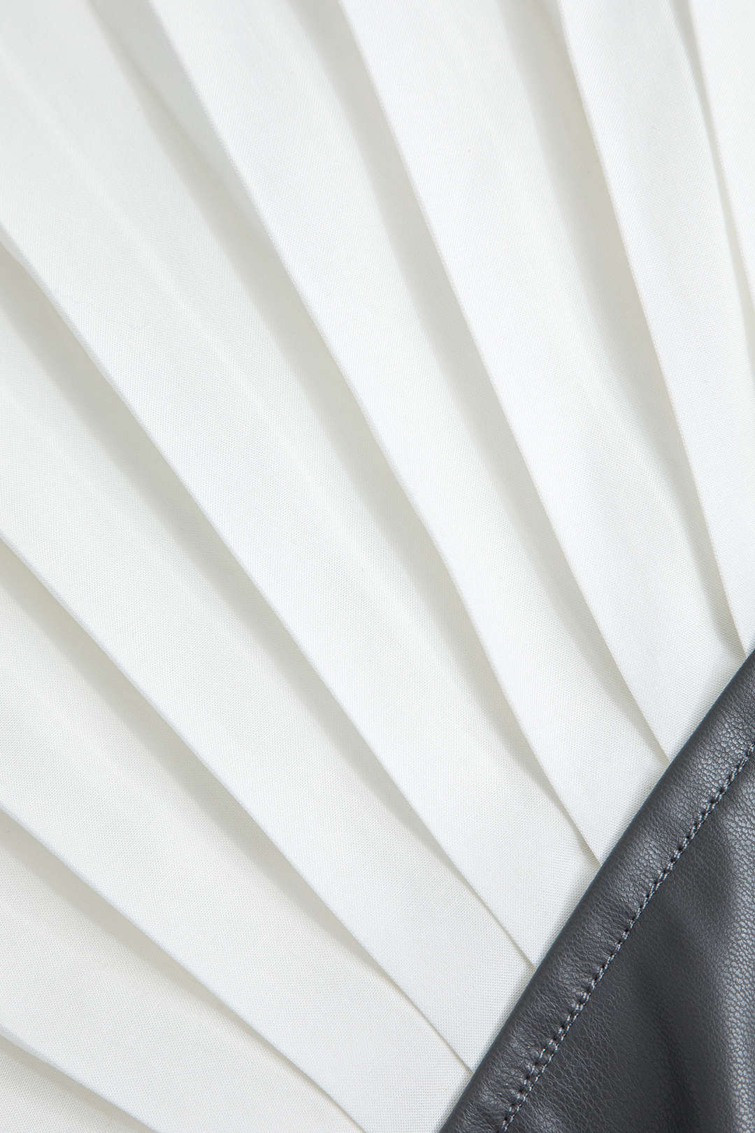 חצאית אסימטרית עם קפלים דמויי עור בצבע בלוק צבעוני 