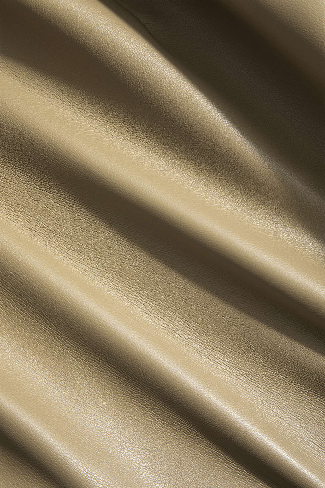 שמלת מיני עם צווארון עגול וקשירה דמוית עור עם טלאים מקדימה 