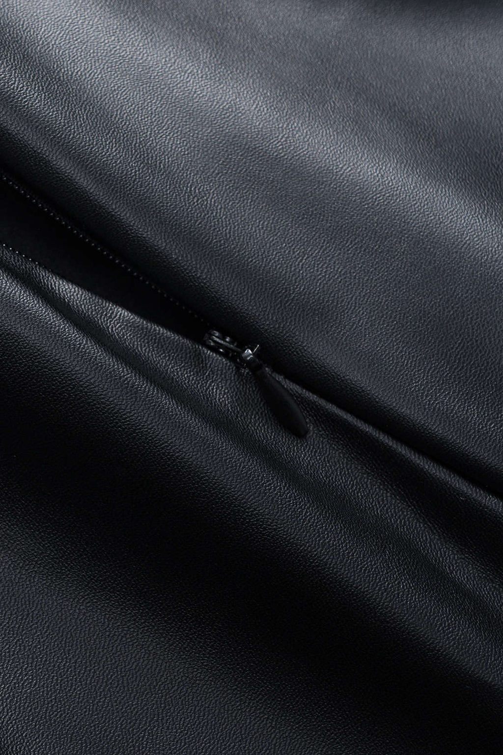 חצאית אסימטרית עם רוכסן דמוי עור 