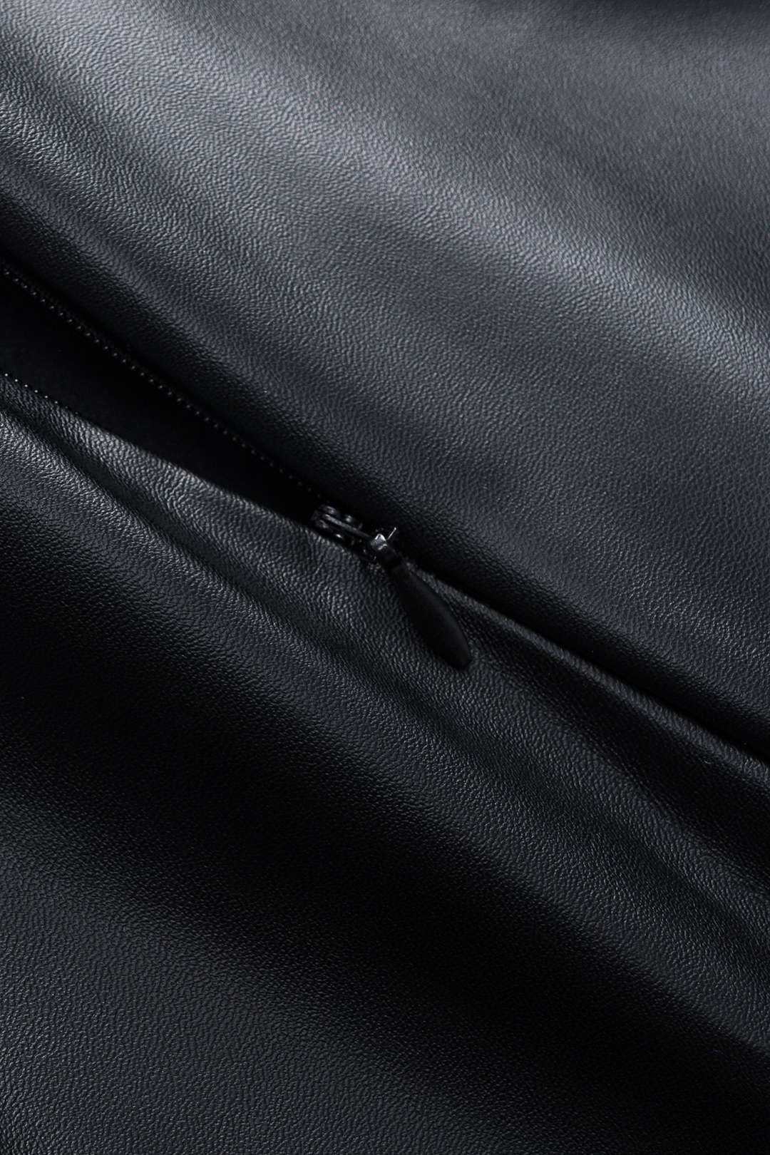 חצאית אסימטרית עם רוכסן דמוי עור 