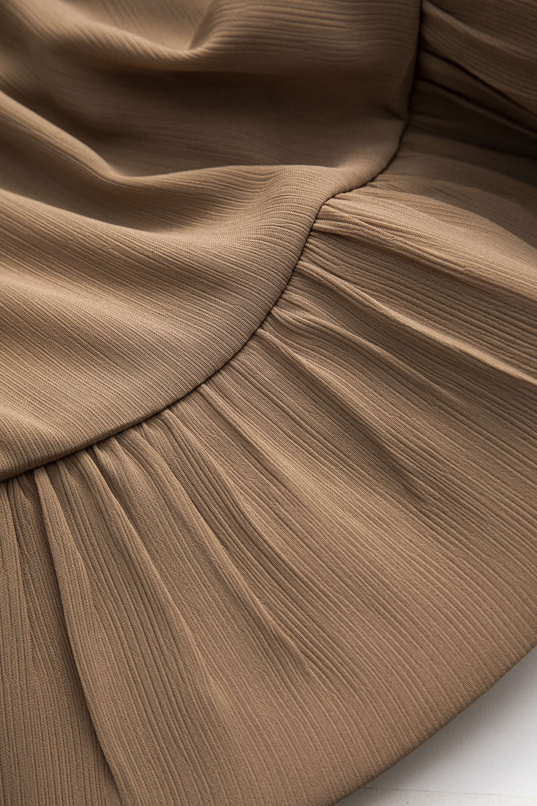 חולצת שיפון ארוכת שרוולים עם קפלים ושרוכים 