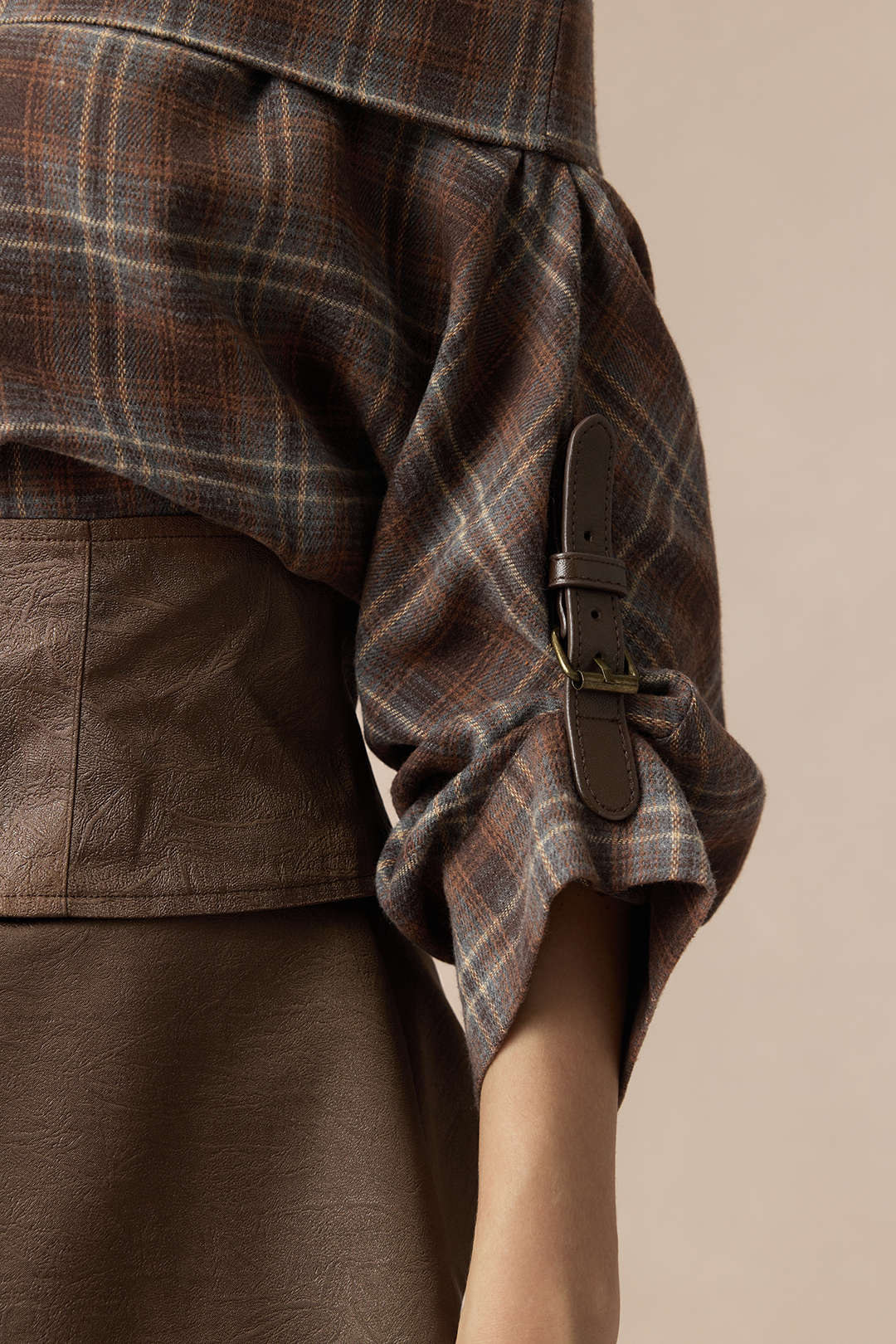 חולצה ארוכת שרוולים עם רוכסן, הדפס משובץ וטלאים של סאטן 