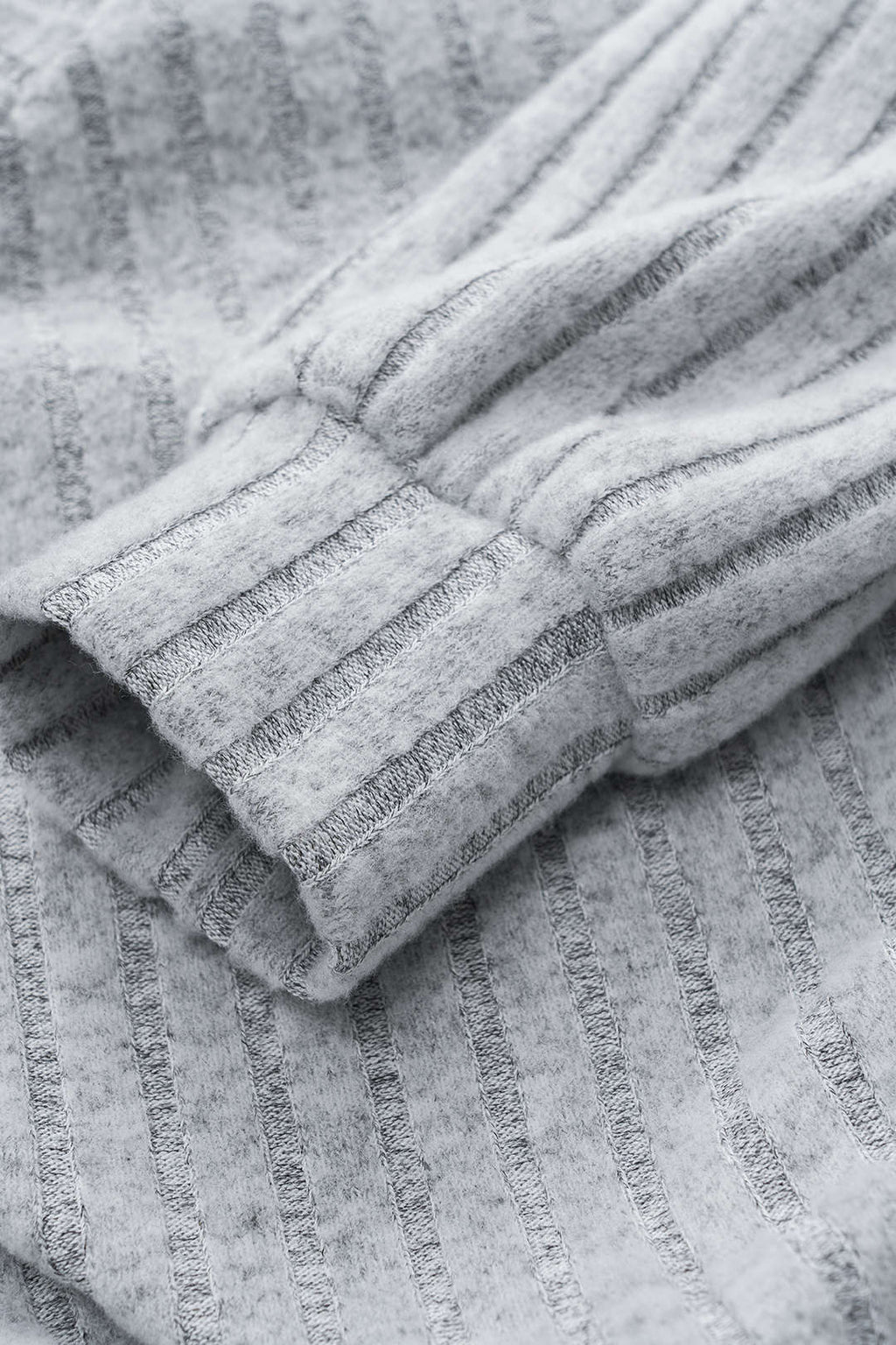 שמלת מיני עם שרוולים ארוכים וצווארון גבוה עם קשירה 