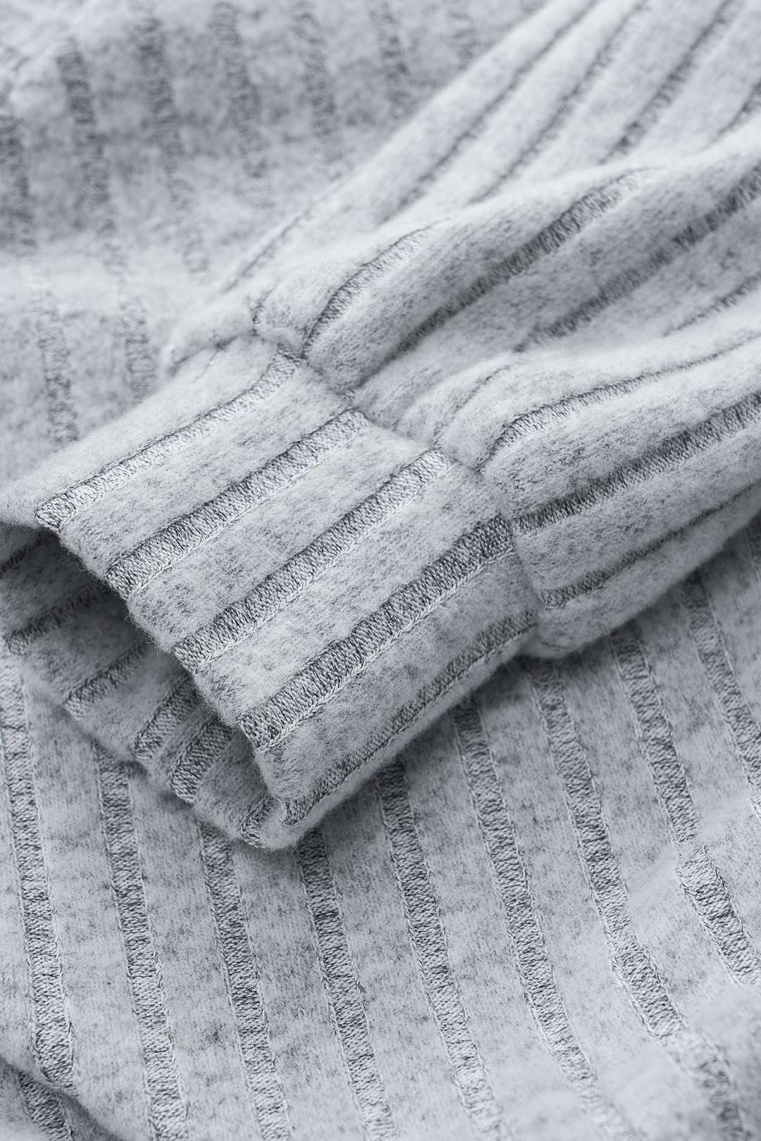 שמלת מיני עם שרוולים ארוכים וצווארון גבוה עם קשירה 