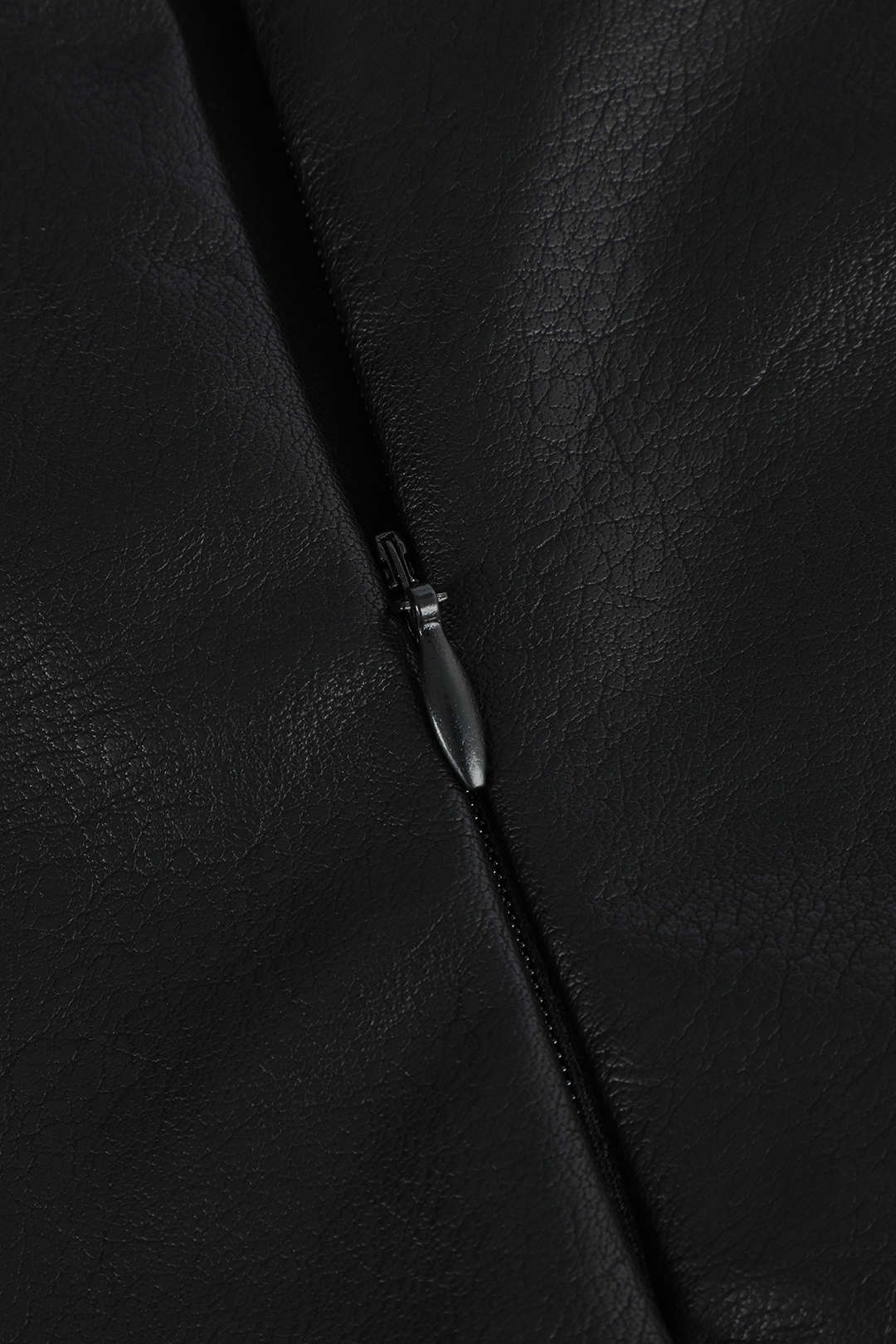 חצאית מידי דמוית עור עם קפלים מנוגדים 