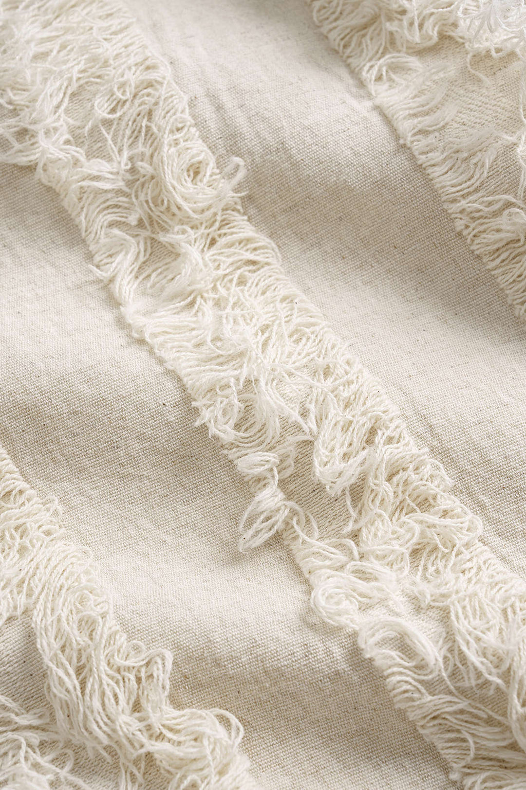 חצאית אסימטרית עם פרנזים מפשתן ועם כפתורים מטאליים 