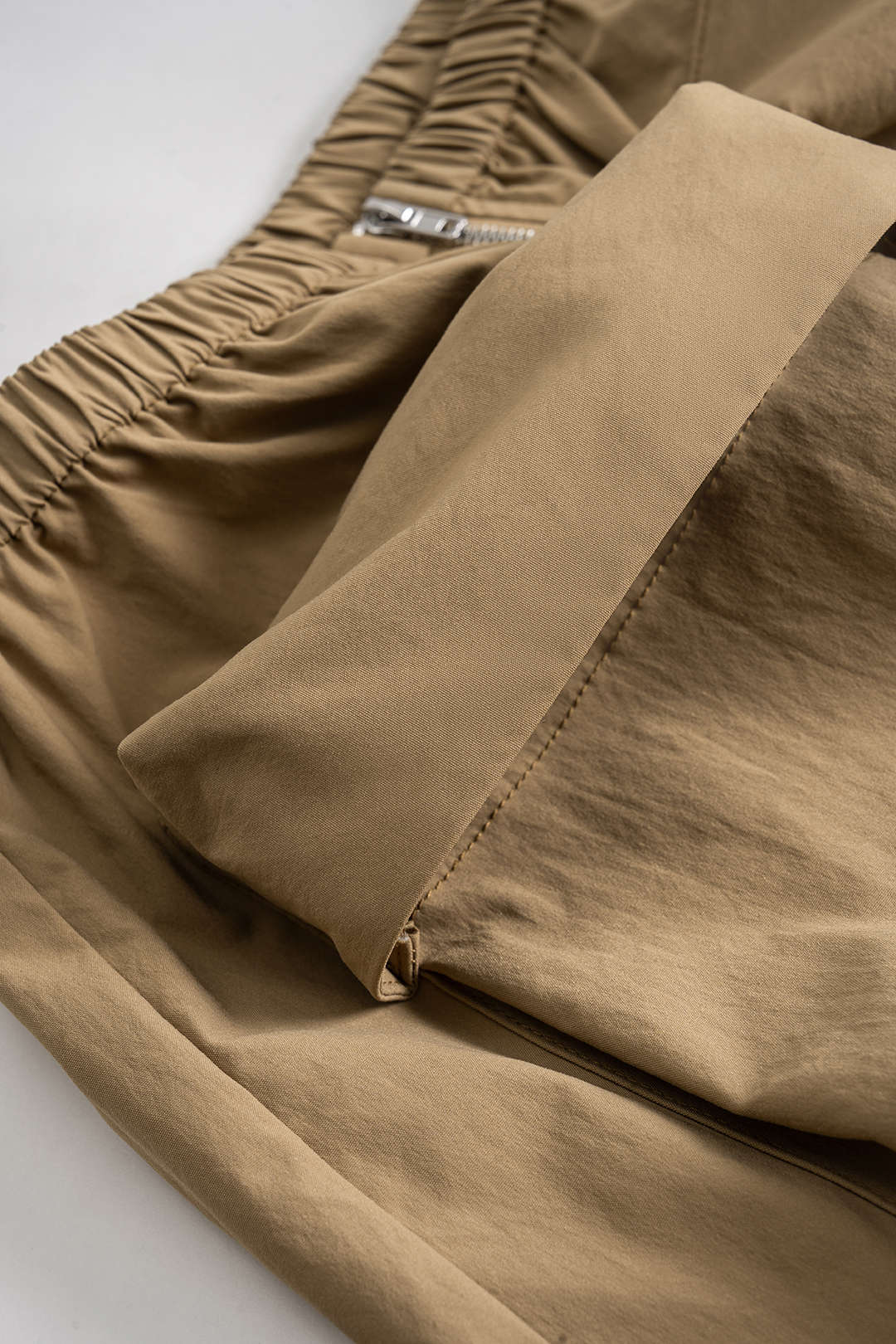 חצאית עם רוכסן וכיסים