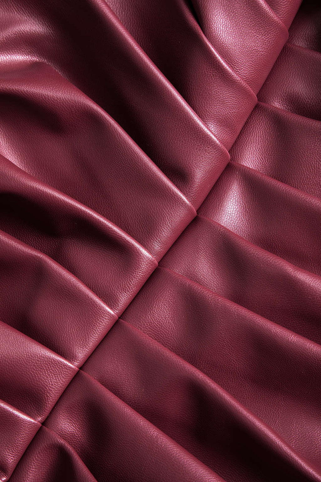 שמלת מיני עם צווארון קפלים ועטיפה בגזרה ארוכה מעור דמוי עור 