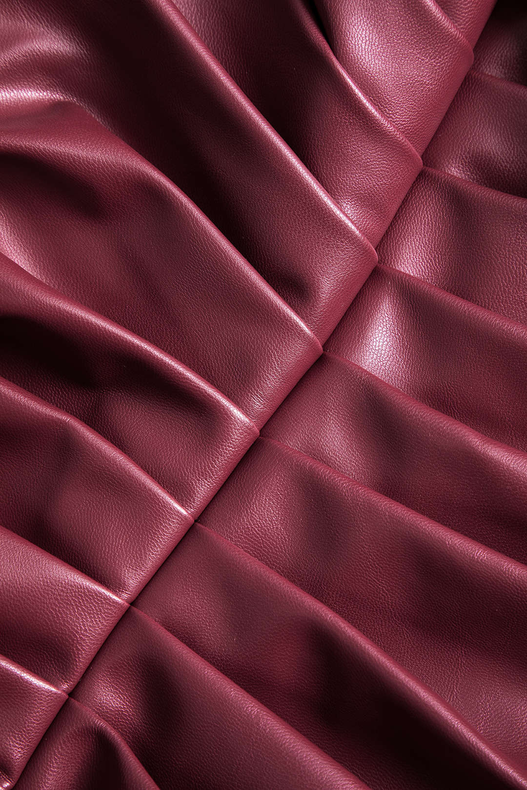 שמלת מיני עם צווארון קפלים ועטיפה בגזרה ארוכה מעור דמוי עור 