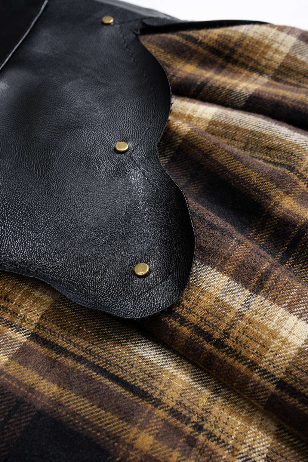 חצאית אסימטרית עם כיסים, הדפס משובץ בלוק צבעוני, דמוי עור, טלאים וקשירה 