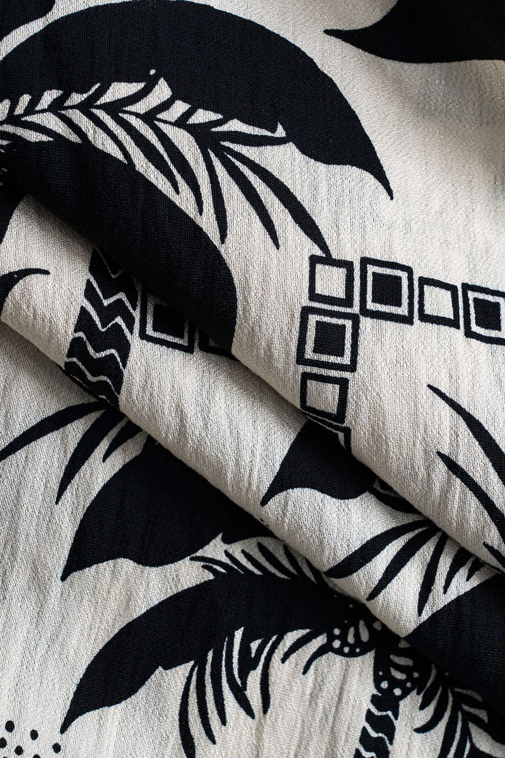 חצאית מקומטת עם הדפס גיאומטרי של דקל קוקוס 