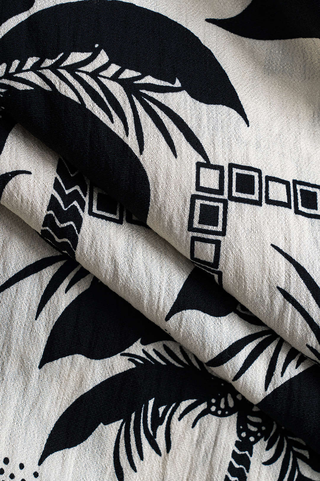 חצאית מקומטת עם הדפס גיאומטרי של דקל קוקוס 