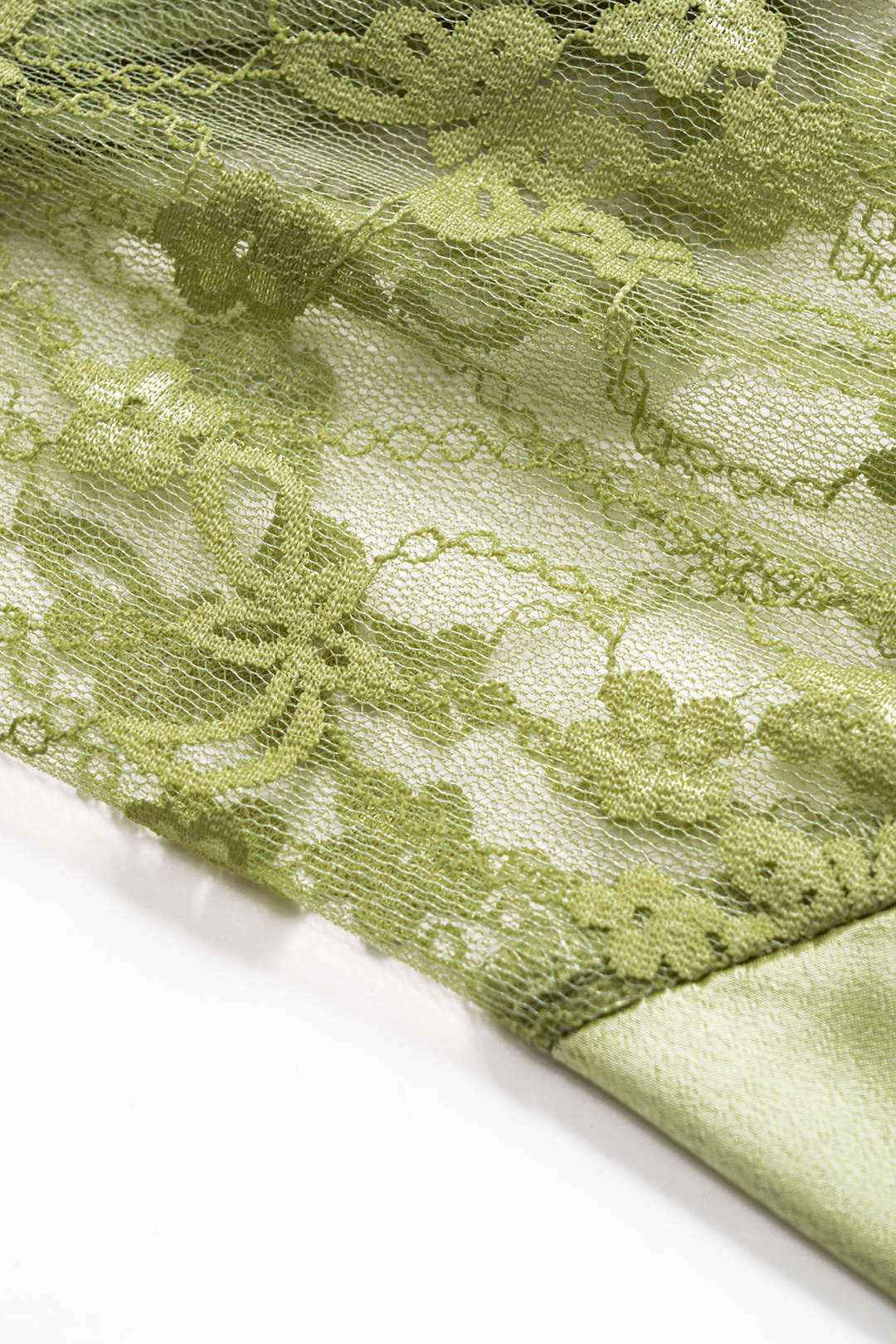 חולצה ארוכת שרוולים עם קשירה קדמית וטלאים מבד סאטן 