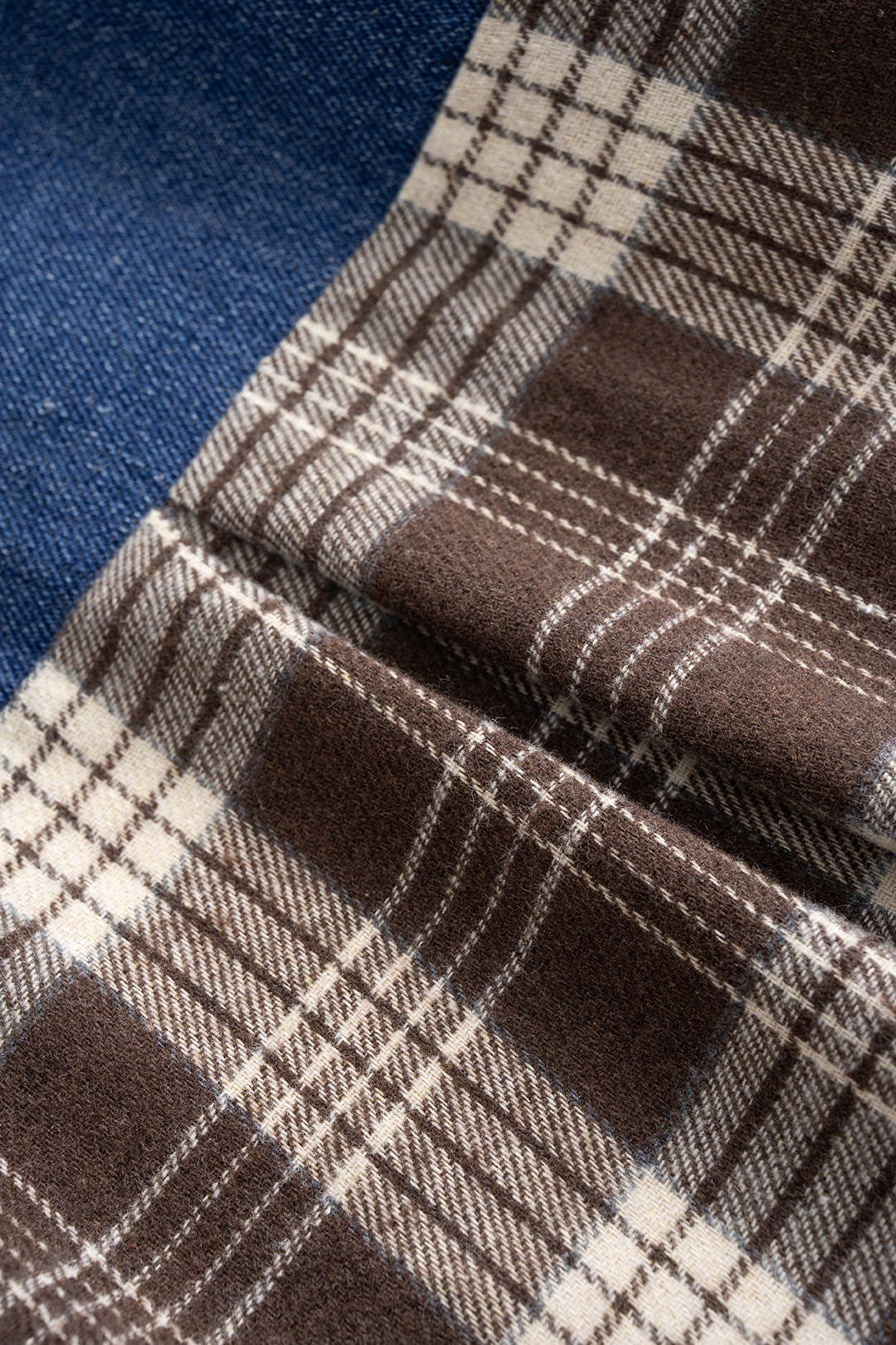 חולצת ג'ינס ארוכת שרוולים עם הדפס משובץ וטלאים 