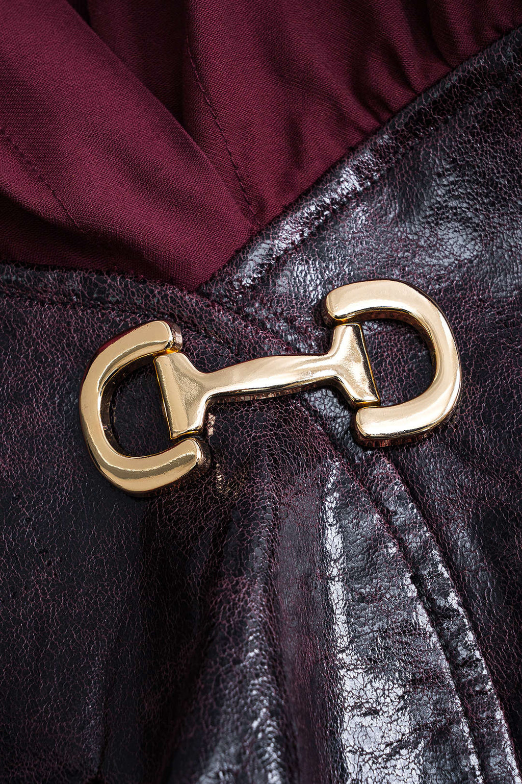 שמלת מיני עם שרוולים ארוכים וטלאים דמוי עור מטאלי 