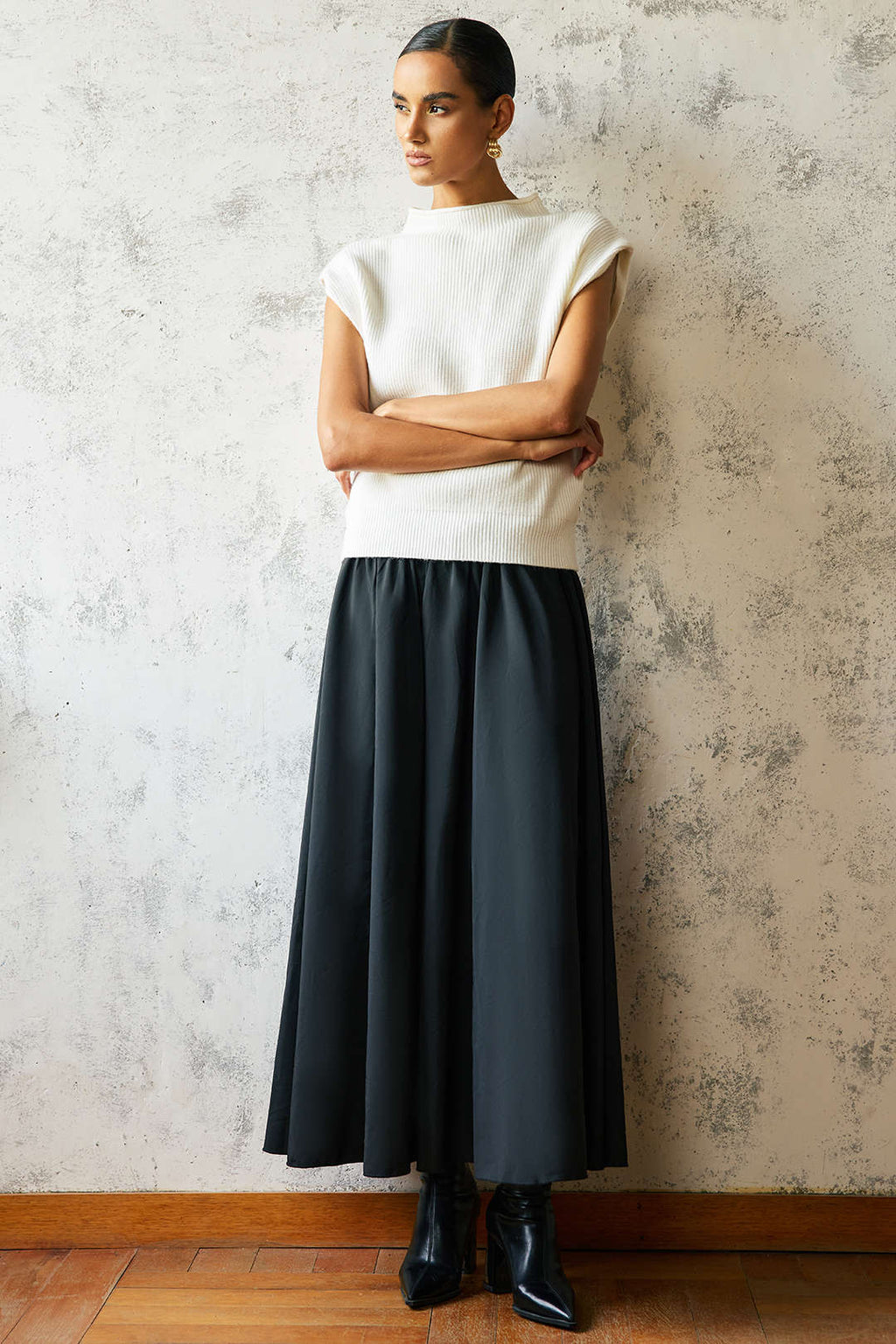 חצאית נפוחה עם מותן גבוה וקשירה 