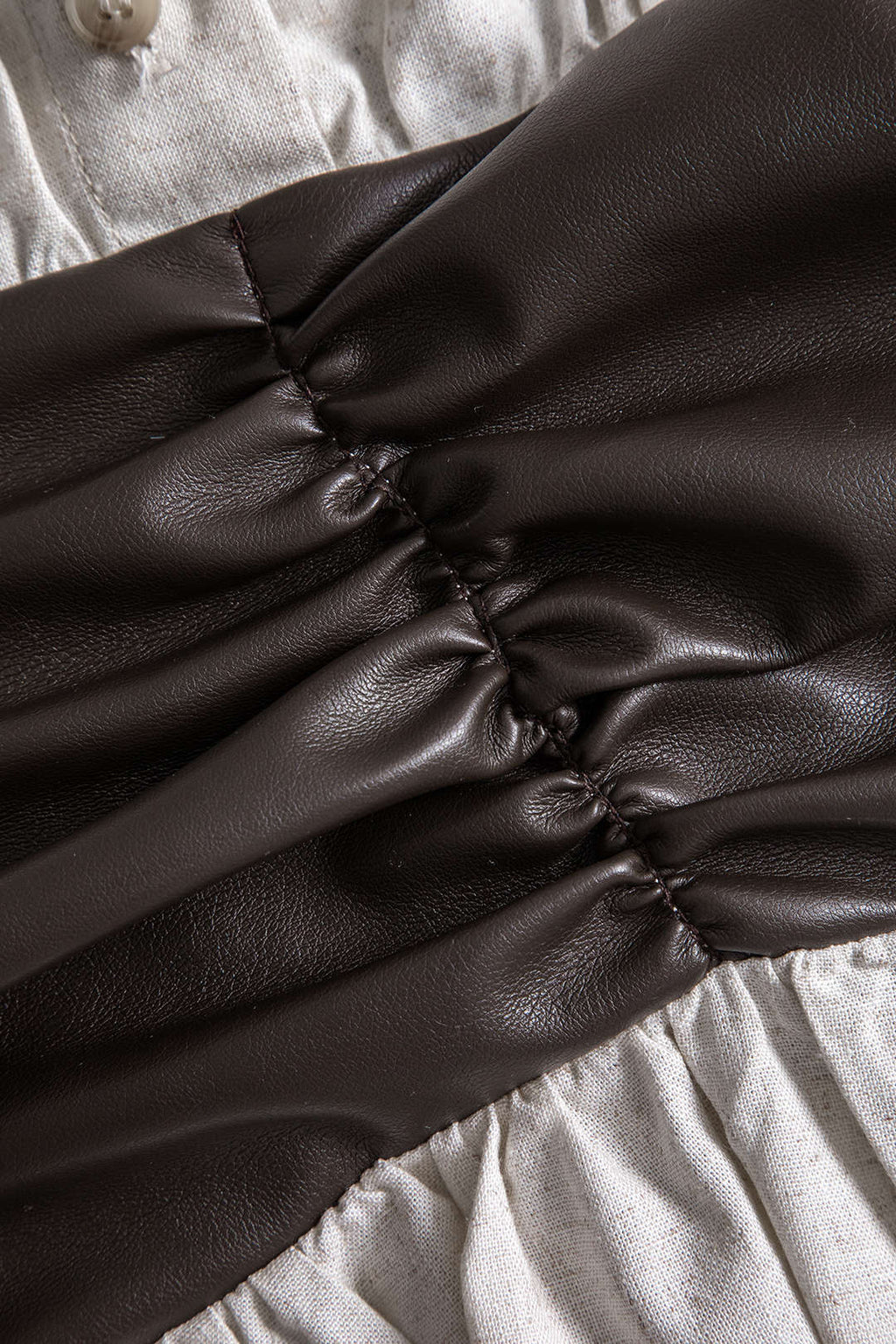 שמלת מיני עם שרוולים ארוכים, טלאים וקשירה, דמוי עור 