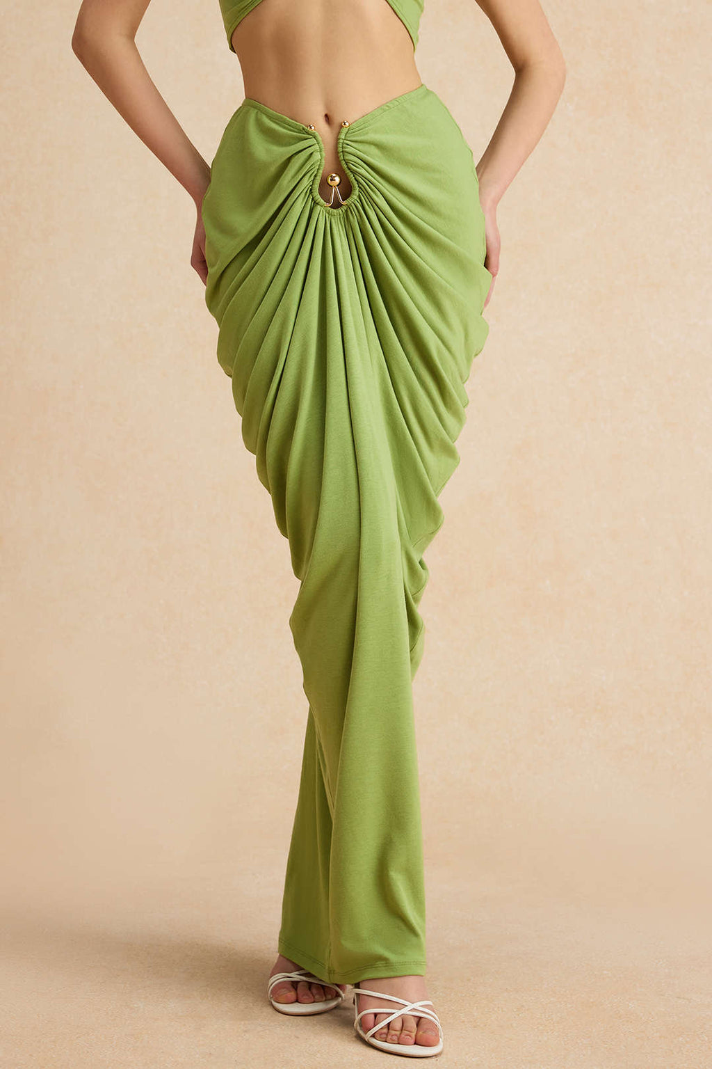 חצאית עם קפלים בעיצוב מטאלי 