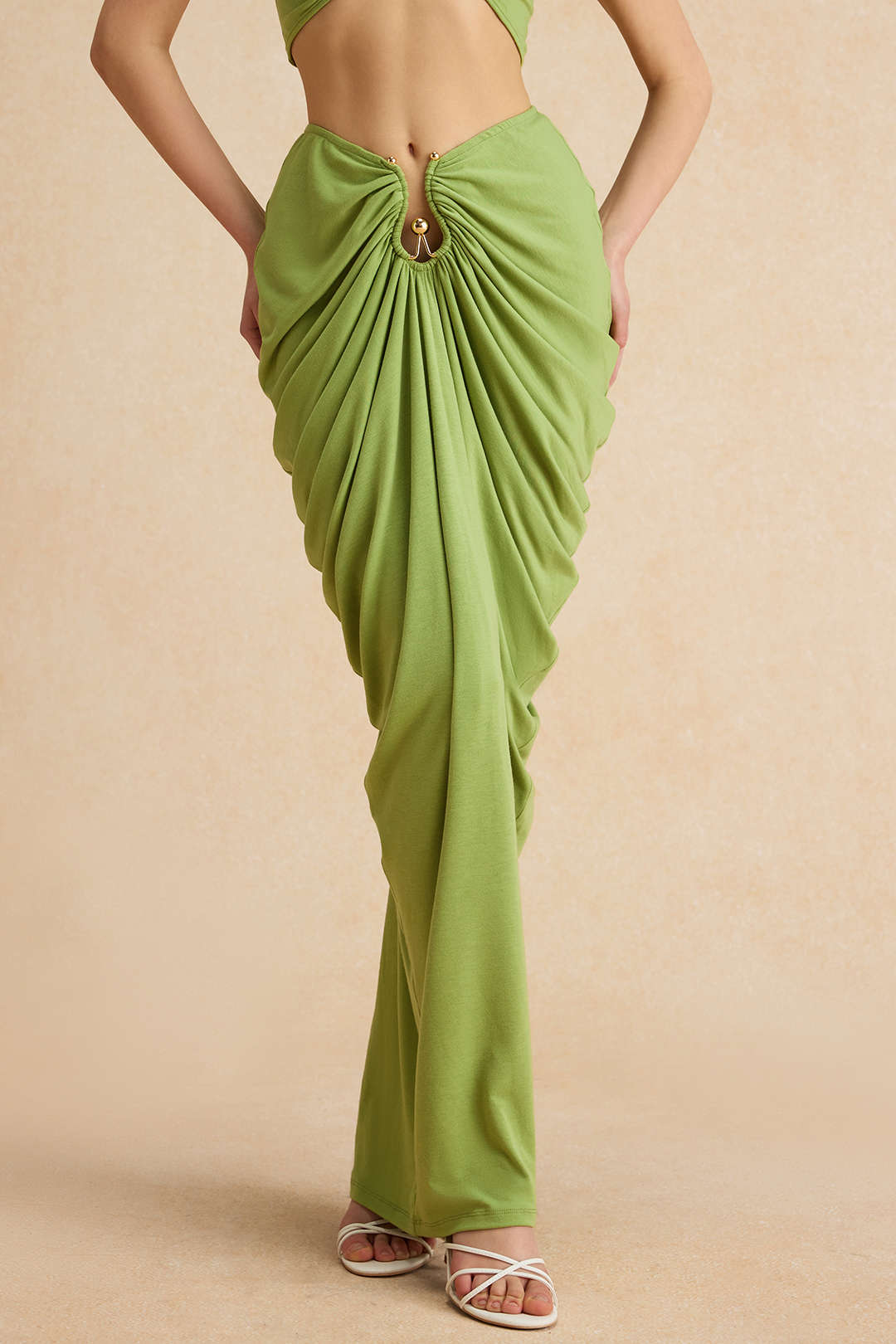 חצאית עם קפלים בעיצוב מטאלי 