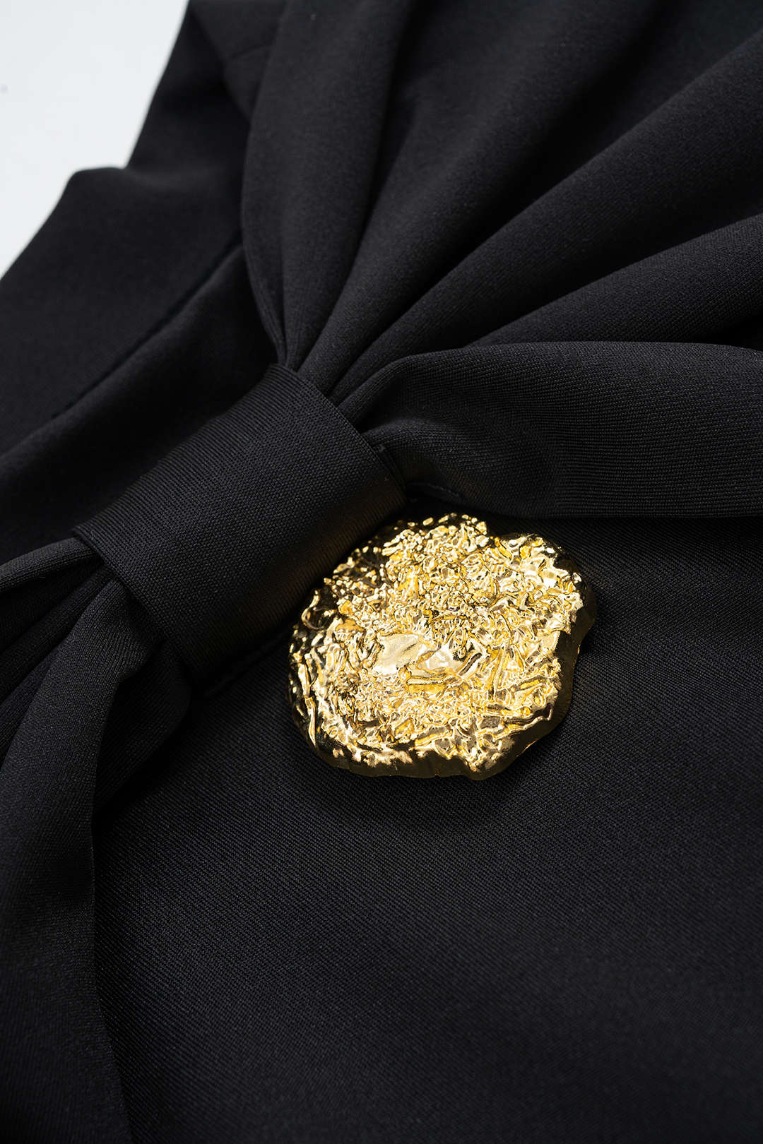 שמלת מיני עם שרוולים ארוכים וקשירה עם כפתורים מטאליים 