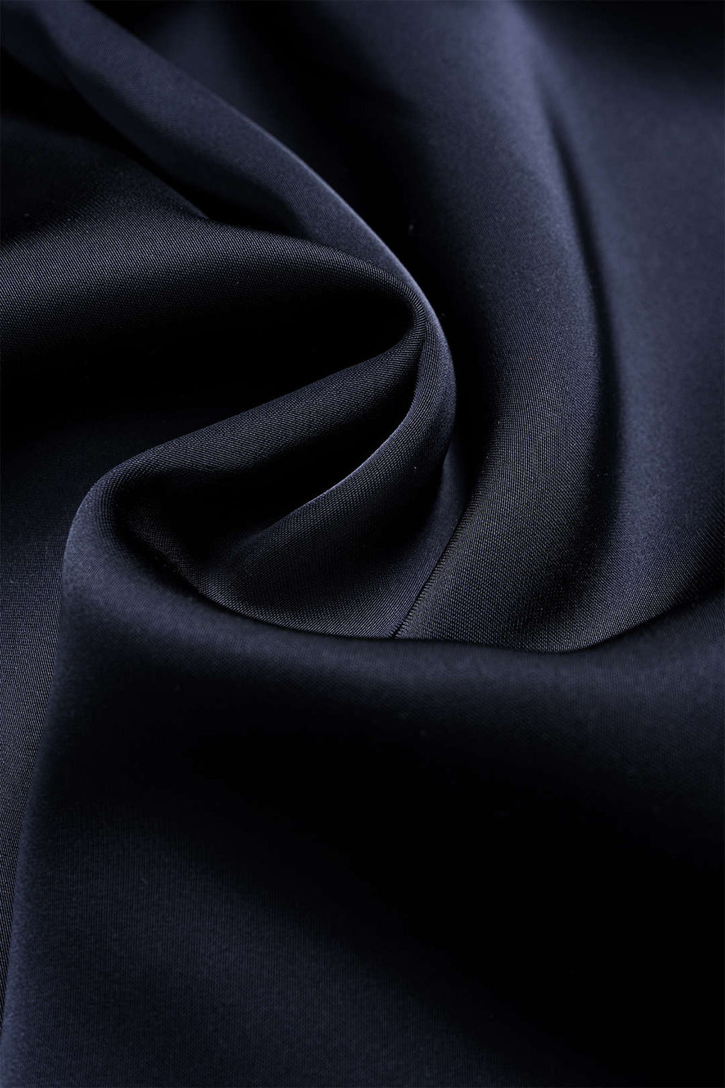 חצאית אסימטרית עם קפלים סאטן 