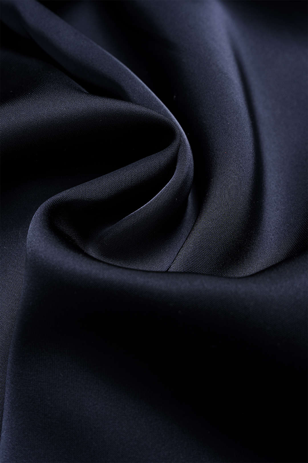 חצאית אסימטרית עם קפלים סאטן 