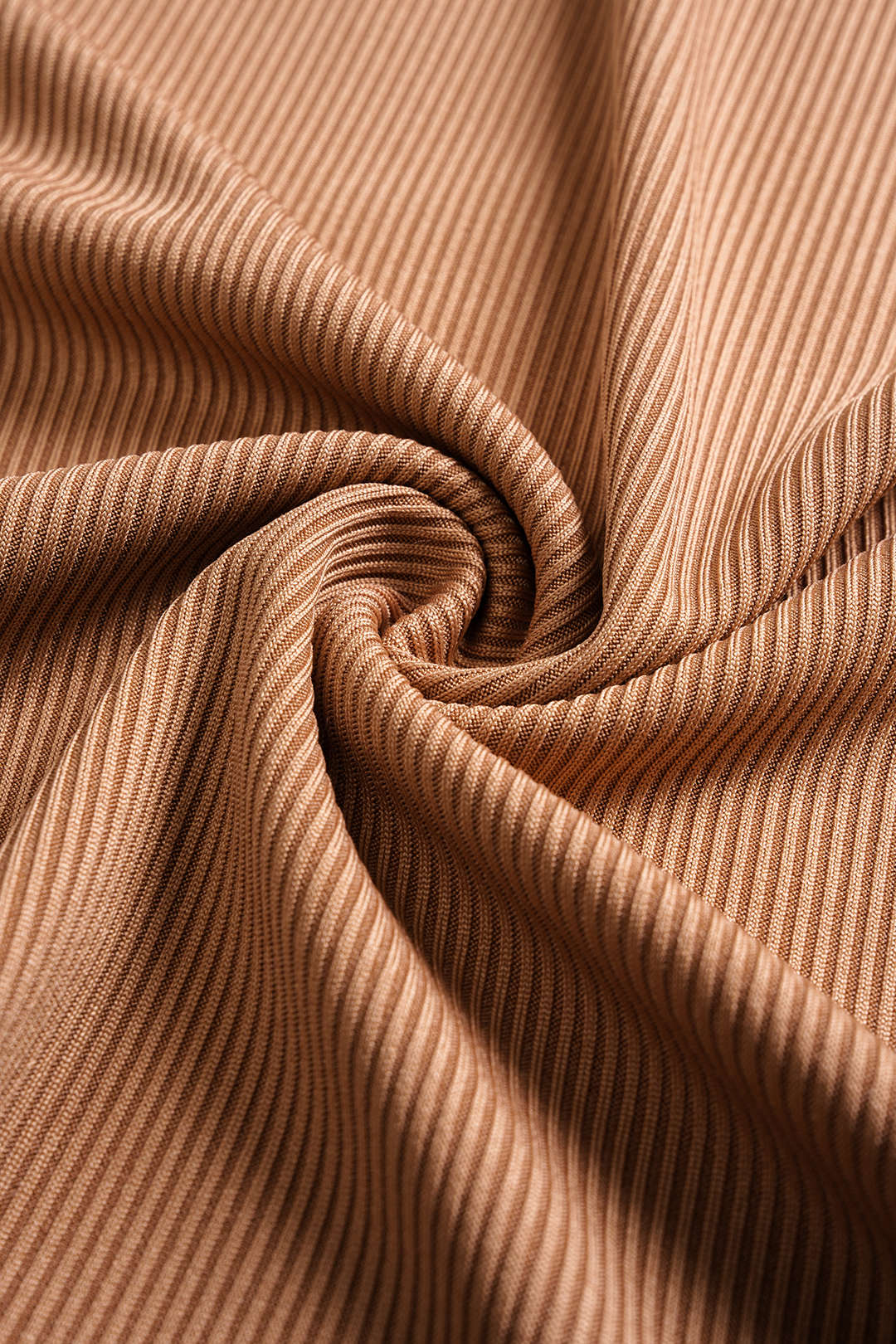 שמלת מיני עם שרוולים ארוכים וגזרות בעיצוב מטאלי 