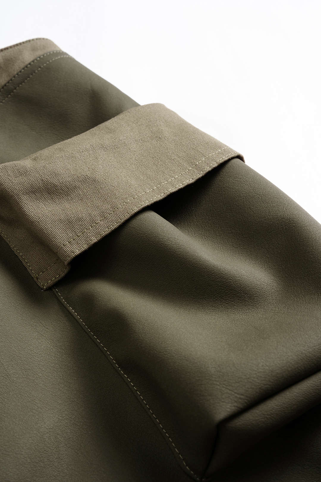 חצאית דמוית עור עם כיסים מנוגדים 