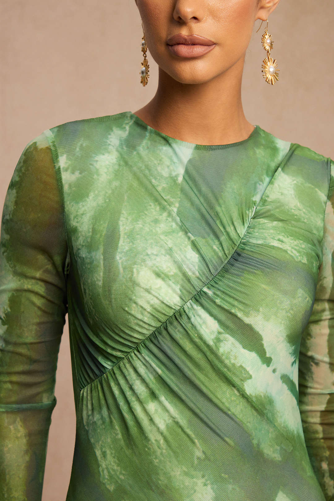 שמלת מידי עם צווארון עגול ושרוולים ארוכים, הדפס טאי דאי ורשת 