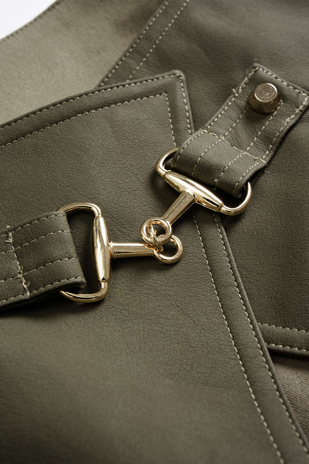 חצאית דמוית עור עם כיסים מנוגדים 