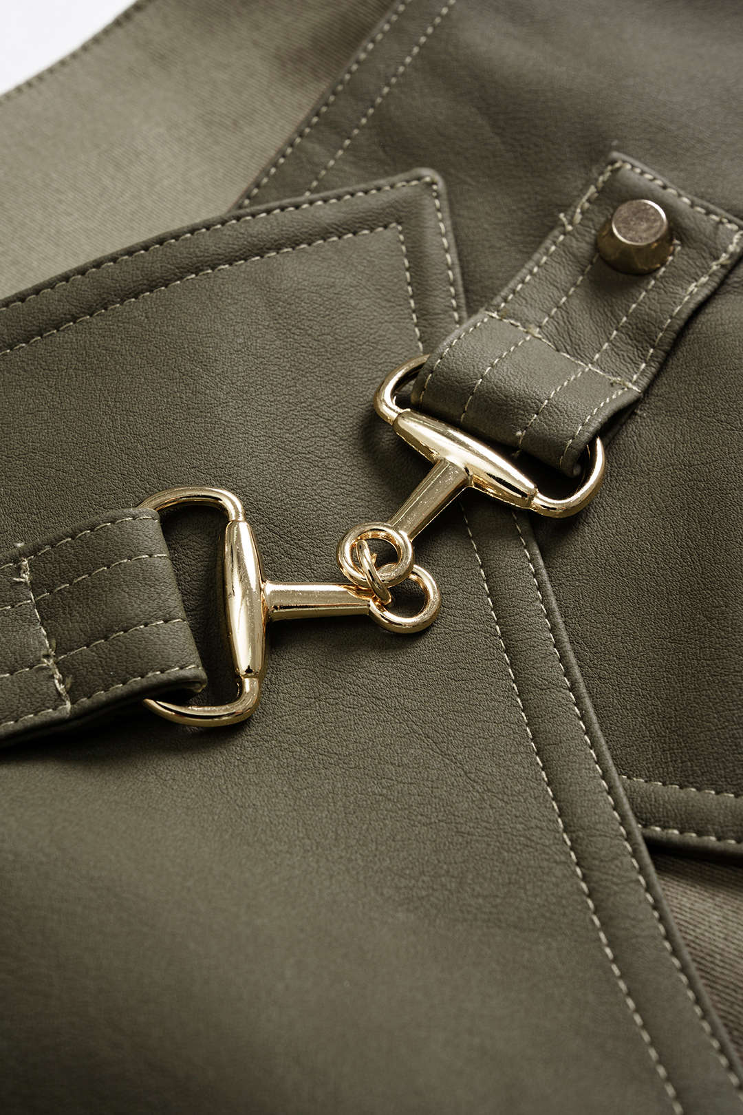 חצאית דמוית עור עם כיסים מנוגדים 