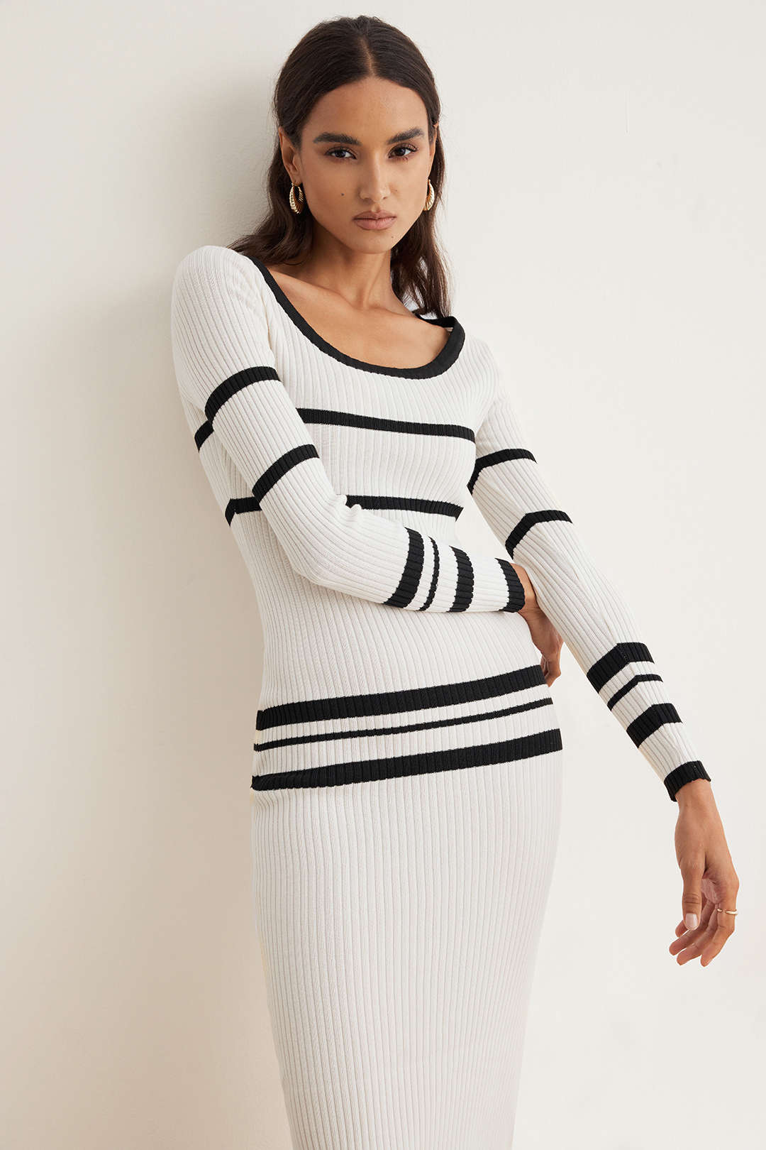 שמלת מידי עם צווארון עגול וקונטרסט בגזרה ארוכה 