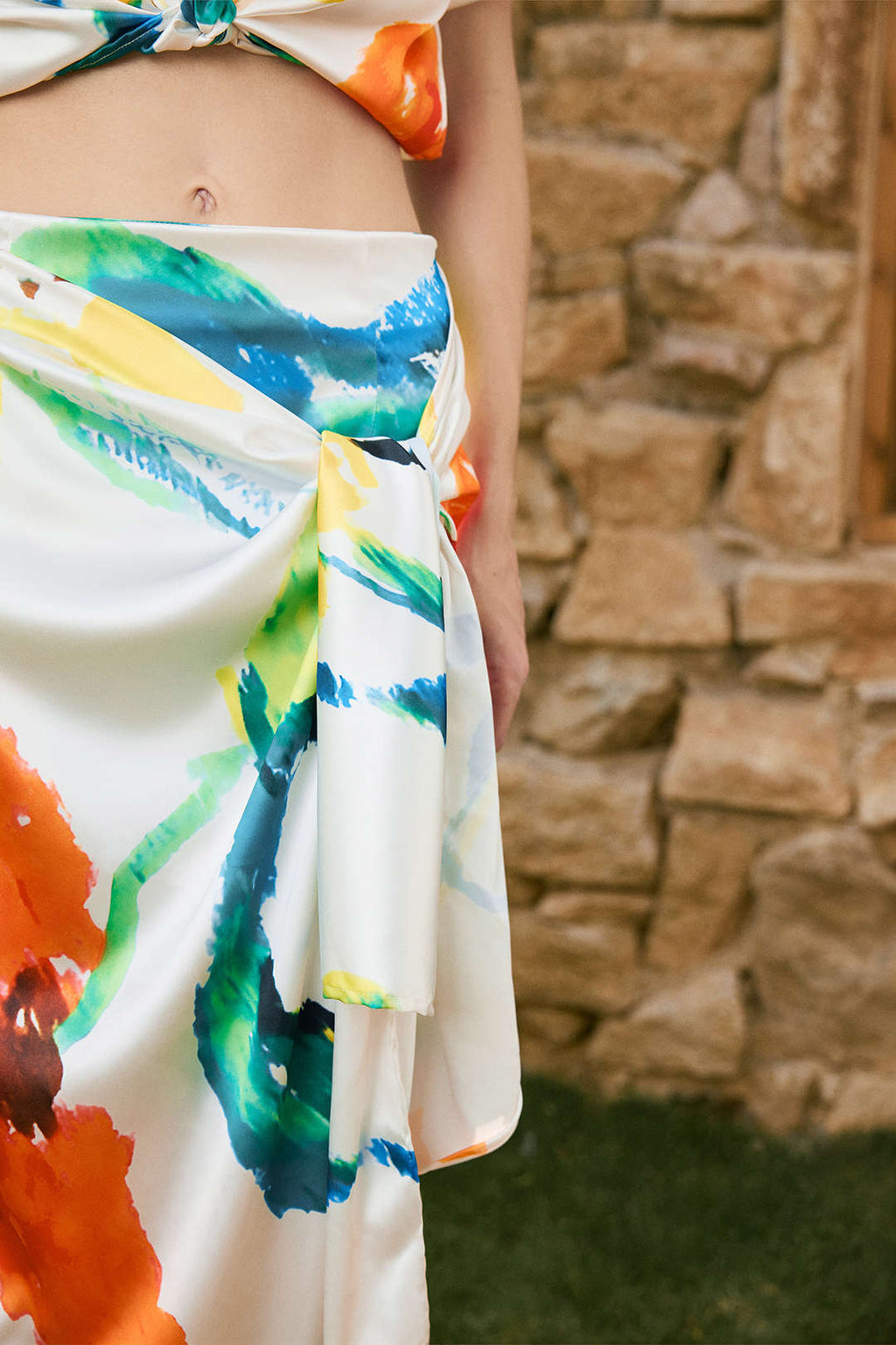 חצאית סאטן עם רוכסן וקשירה קדמית בהדפס פרחוני 