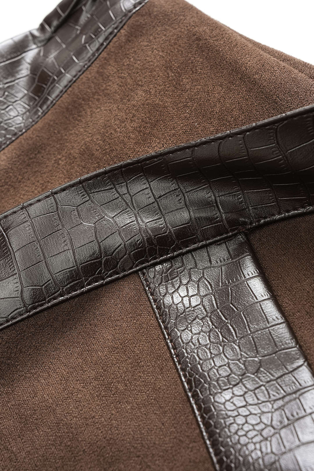 חצאית אסימטרית דמוית עור עם טלאים 